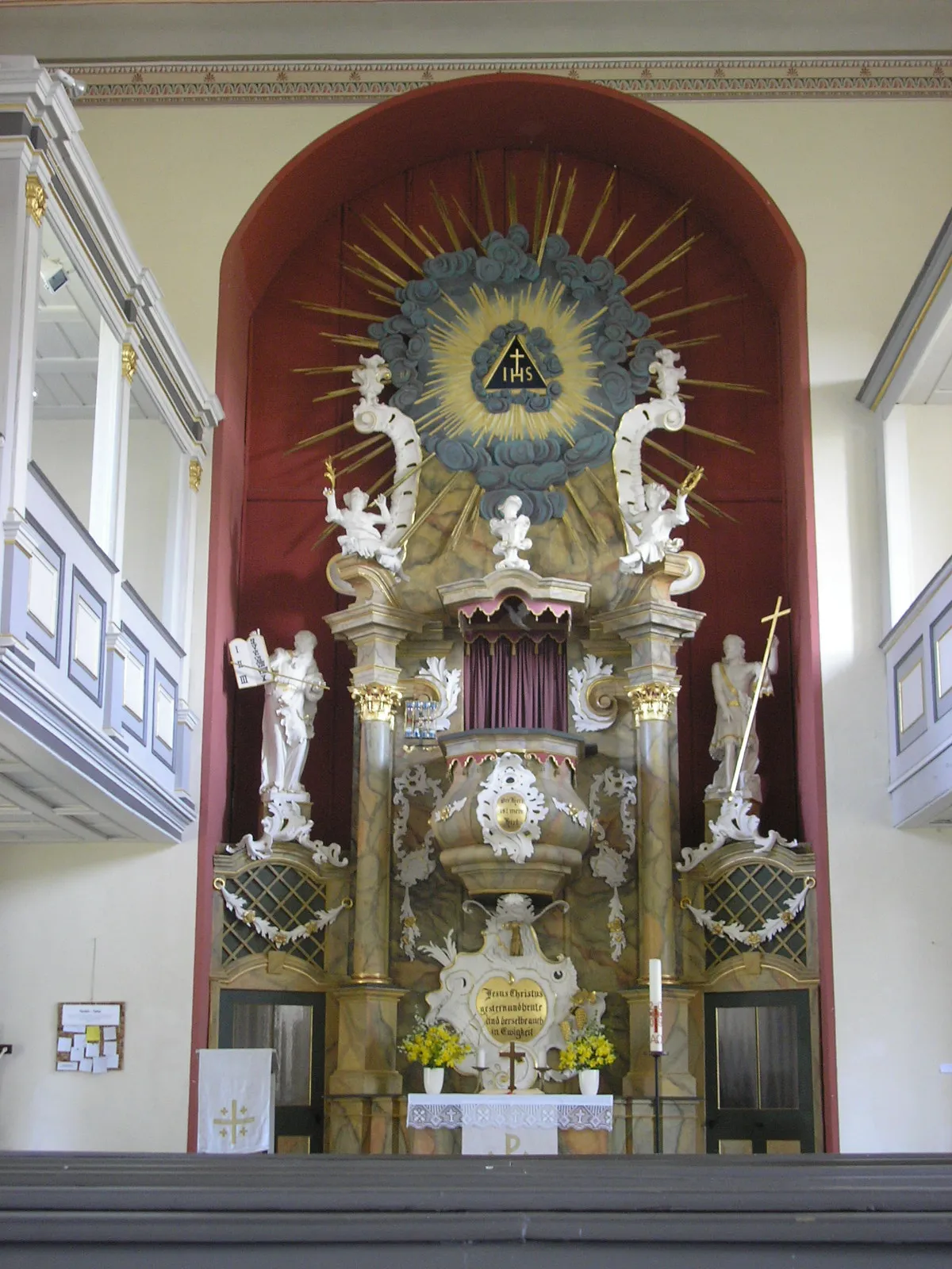 Photo showing: Der Altarraum der Stadtkirche in Schkölen (Thüringen).