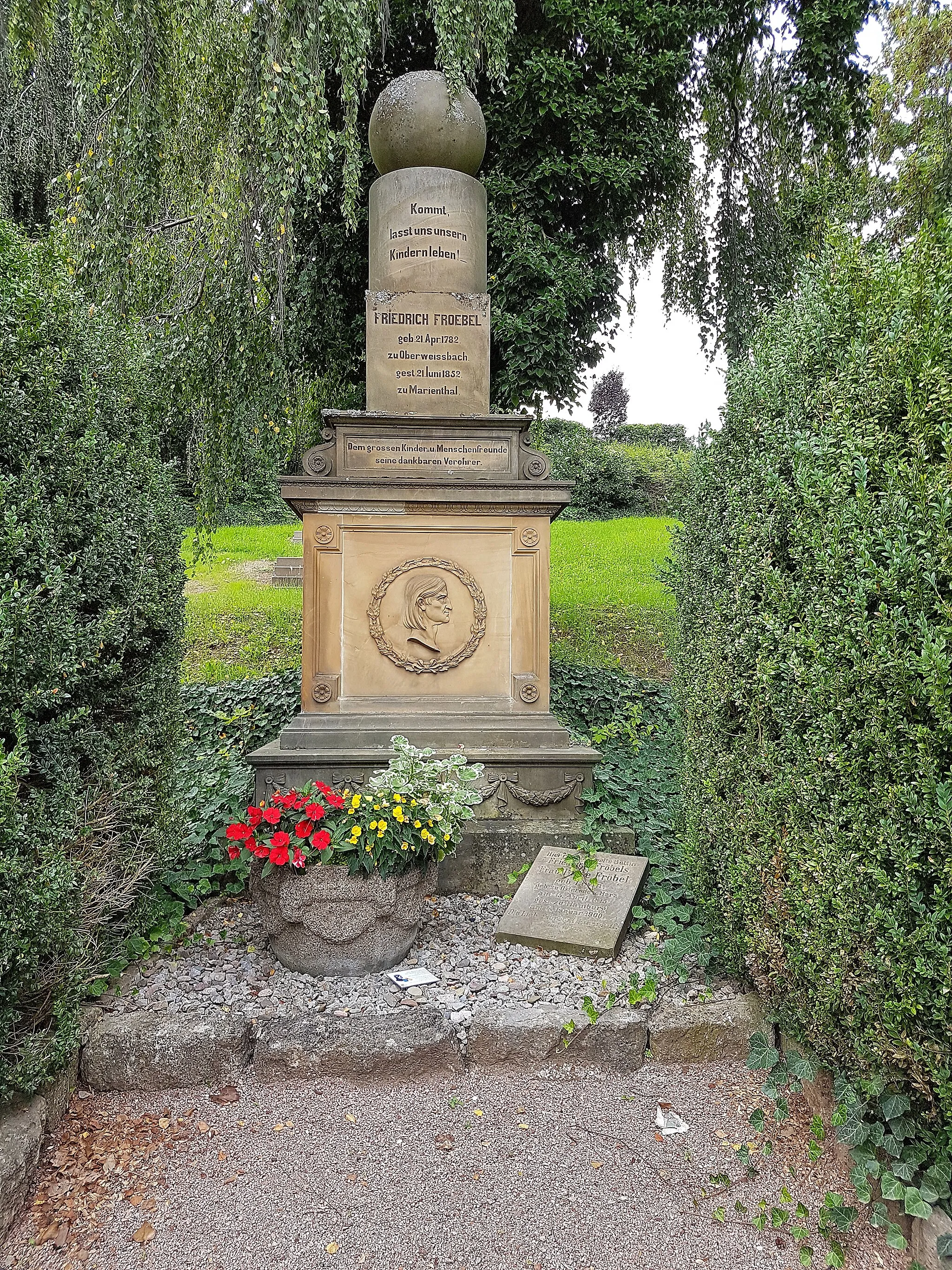 Photo showing: Bad Liebenstein/Thuringia, part of the town Schweina, cemetery 2023: Grave of Friedrich Fröbel (1782-1852);