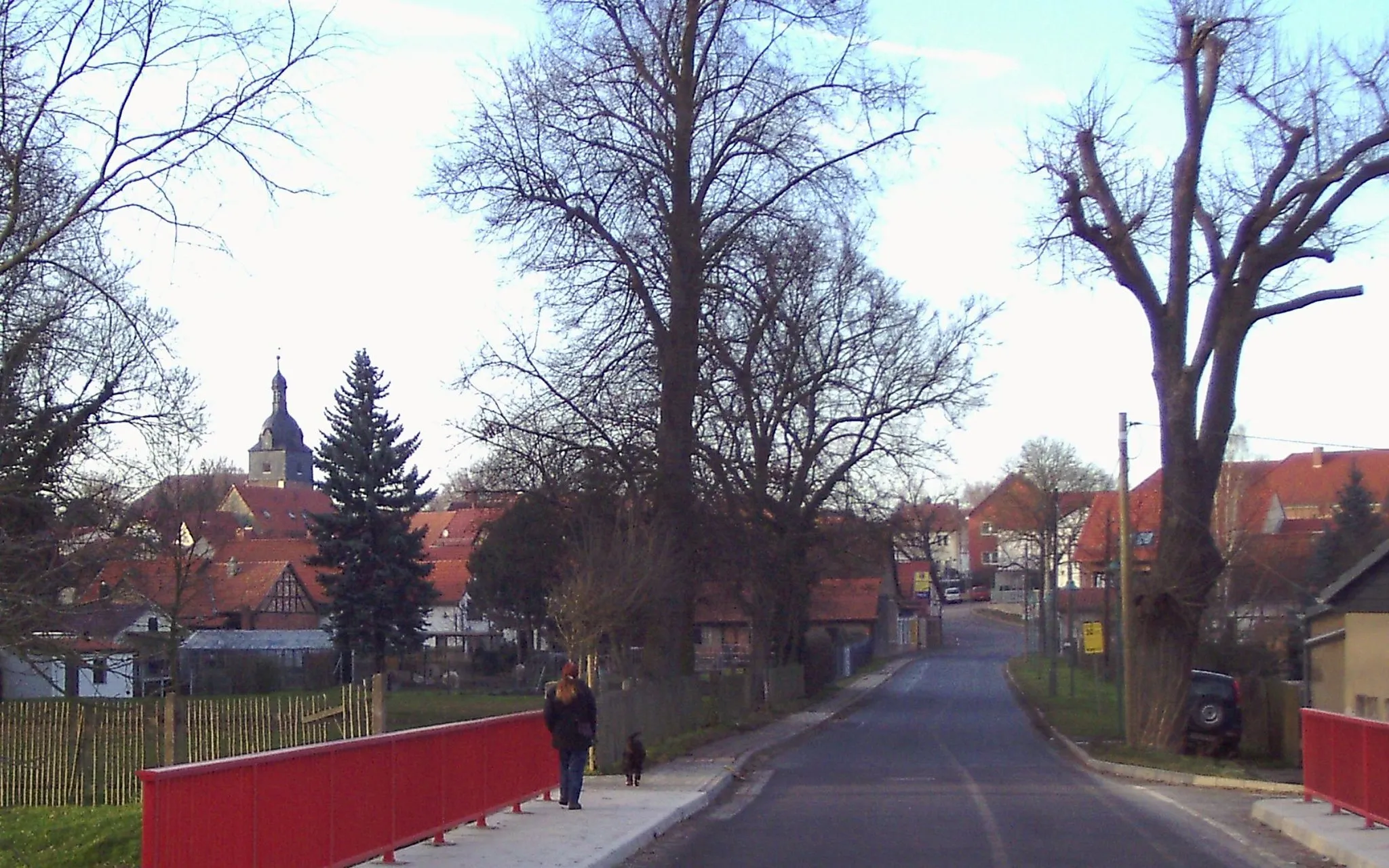 Photo showing: Südlicher Ortseingang von Seebach mit Lindenallee, neuer Brücke über den Seebach und St. Johannis-Kirche im Hintergrund.