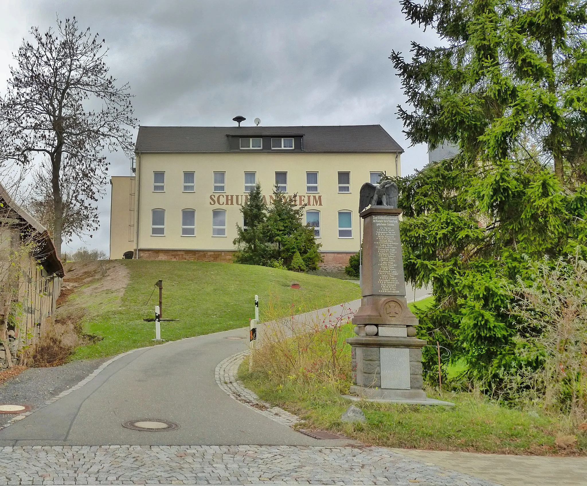 Photo showing: Schullandheim und Kriegerdenkmal in Seelingstädt