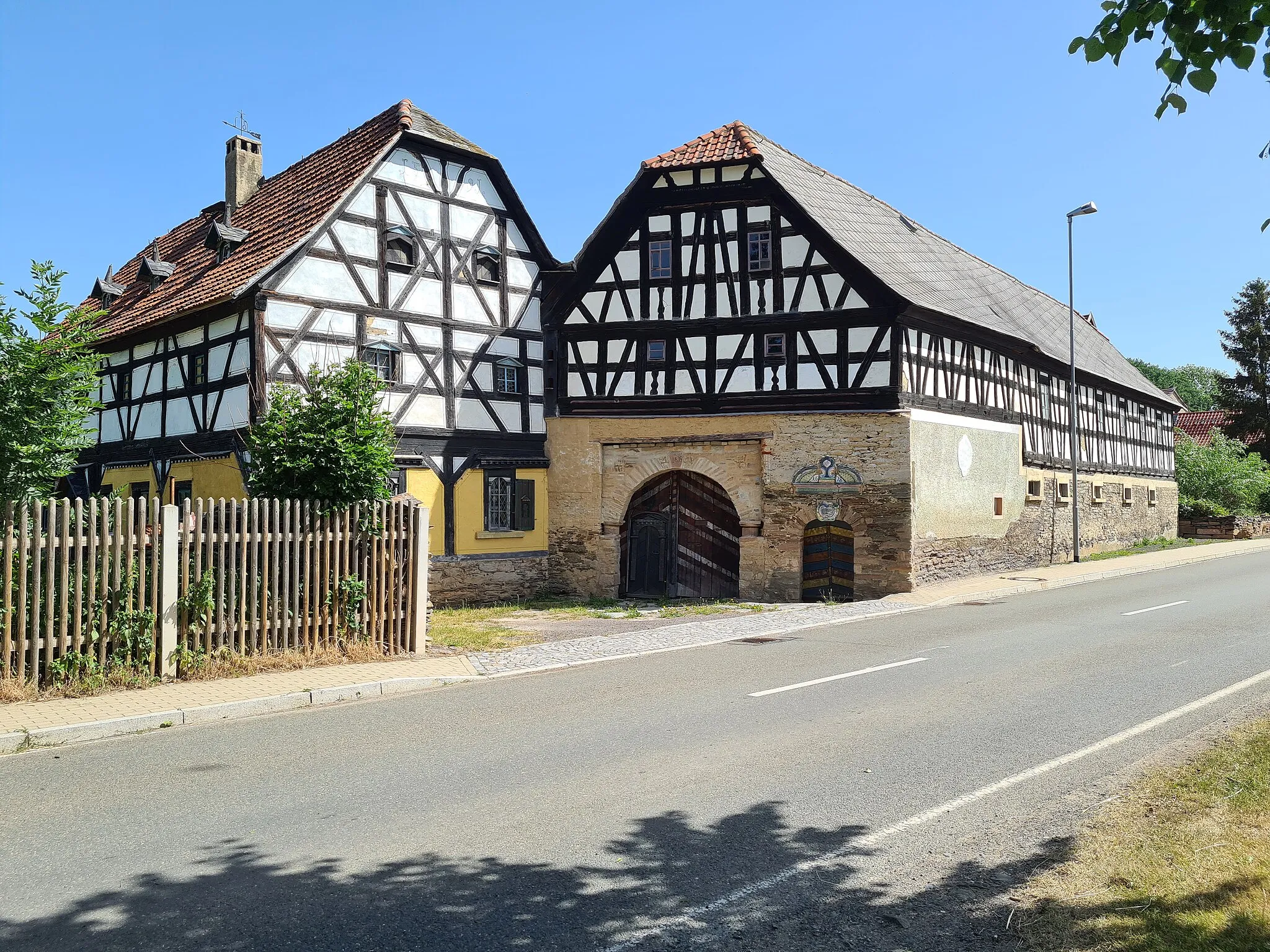 Photo showing: Denkmalgeschütztes Gebäudeensemble in Seelingstädt, Thüringen. Jahresangabe 1678