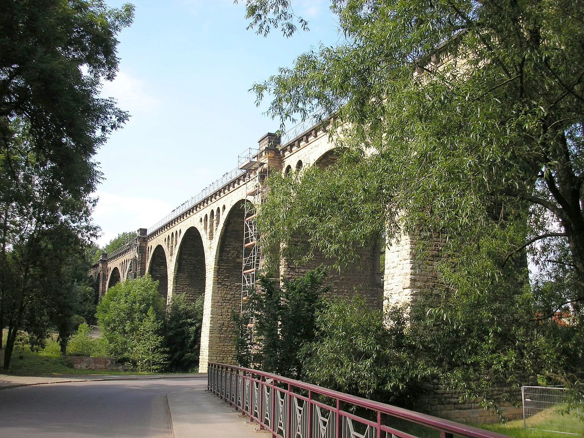 Photo showing: Das Viadukt der Bahnstrecke Arnstadt-Saalfeld über das Ilmtal in Stadtilm (westlicher Teil). Erbaut 1894.