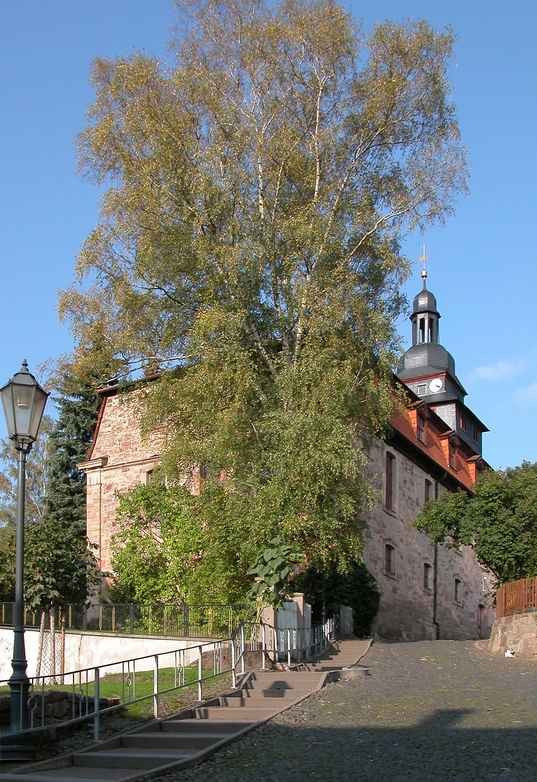 Photo showing: 01.10.2004   96467   Stadtlengsfeld, Kirchberg (GMP: 50.783019,10.131424): Evangelische Stadtkirche. Am romanischen Kirchturm steht die 1780-90 erneuerte Hallenkirche. Sicht von Südwesten.  [DSCN5507.JPG]20041001700DR.JPG(c)Blobelt