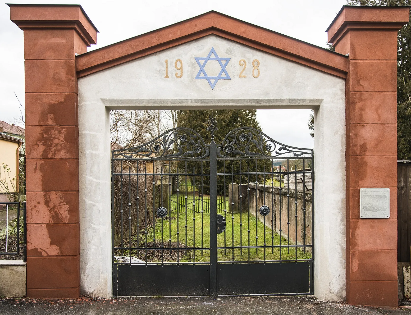 Photo showing: The entrance of the Jewish cemetery of Stadtlengsfeld was built in 1928.