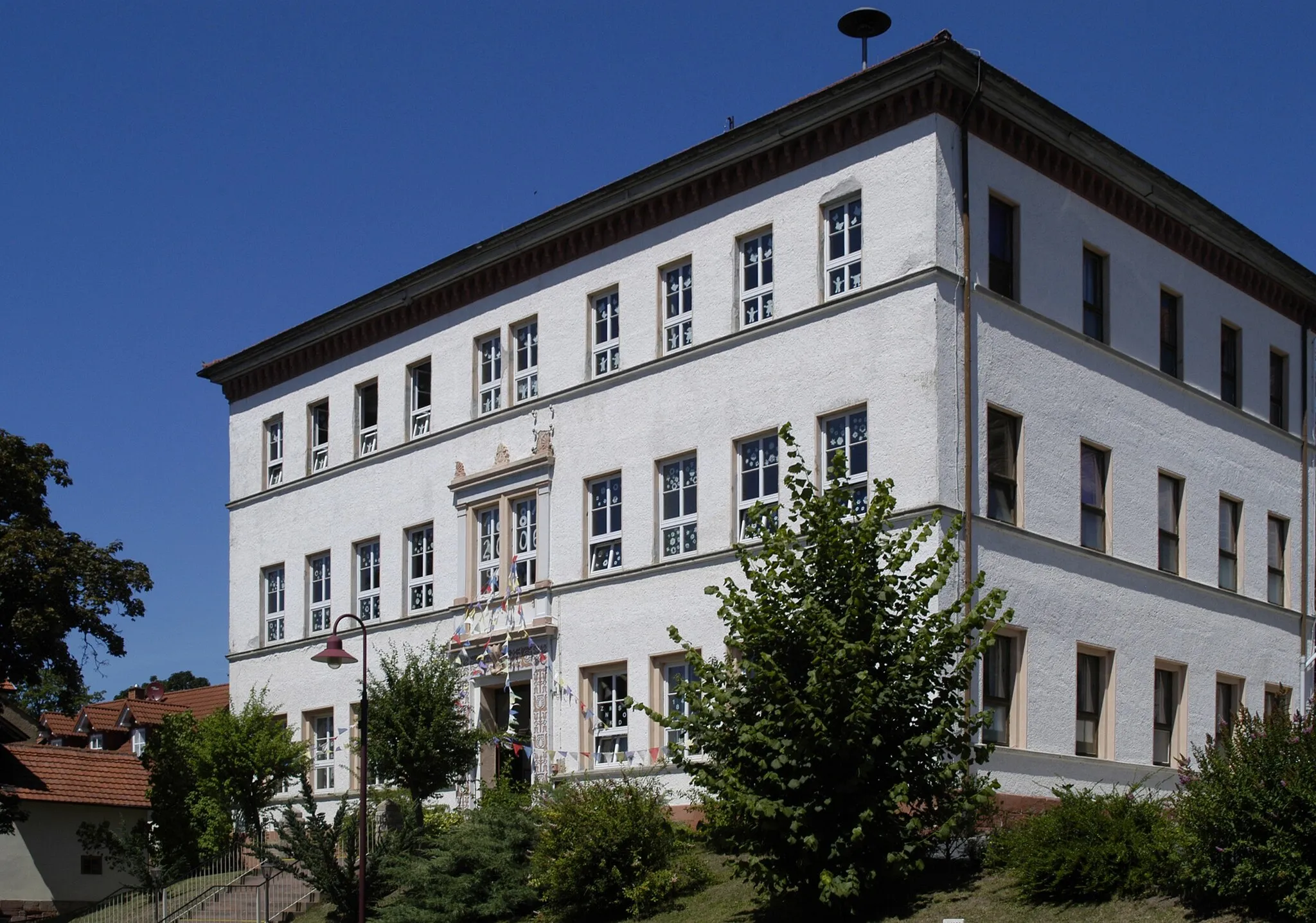 Photo showing: The school building was built in 1881. It now houses the primary school Stadtlengsfeld.