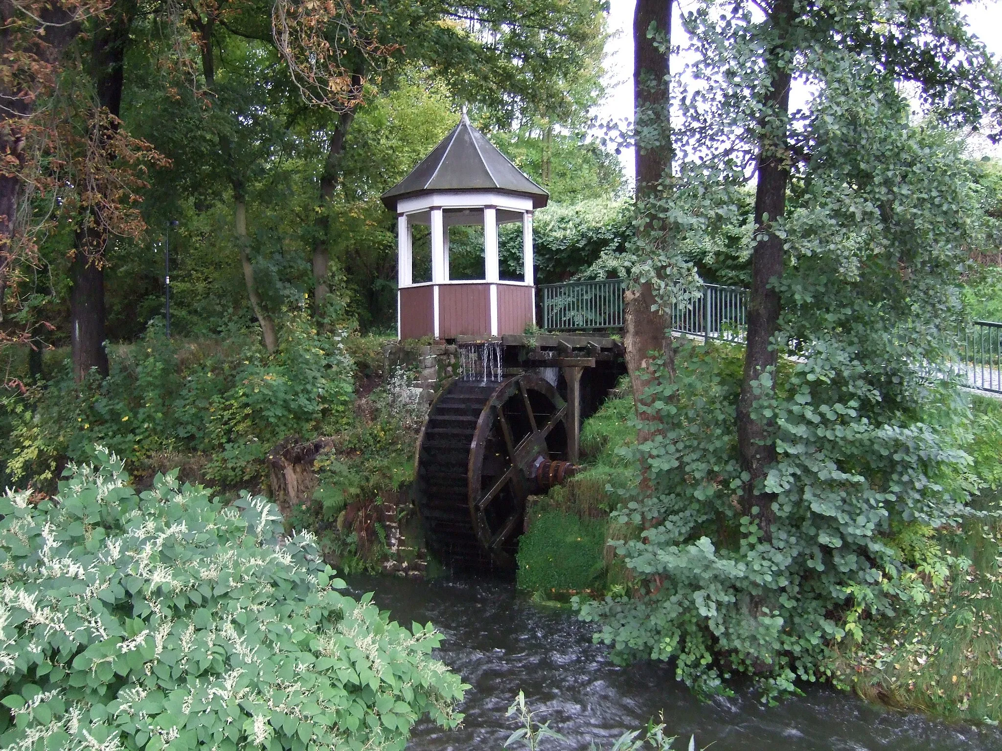 Photo showing: Overshot water wheel next to old townhall in Tambach-Dietharz, Germany, 2007.