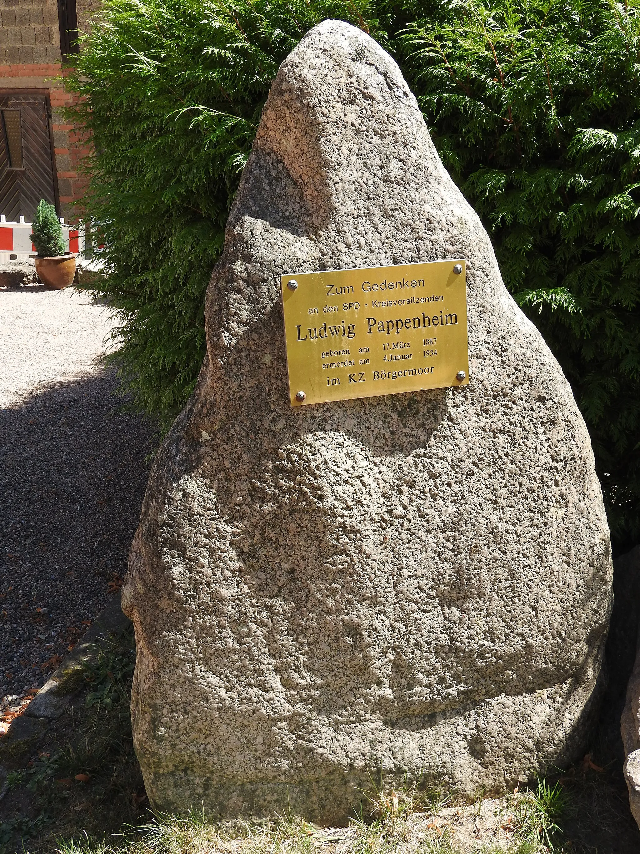 Photo showing: Gedenkstein für Ludwig Pappenheim auf dem Pappenheimplatz in Trusetal, Thüringen