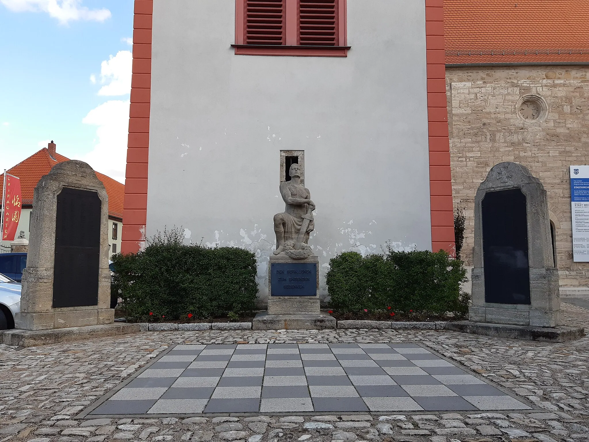 Photo showing: Denkmal für die Gefallenen des 1. und 2. Weltkrieges, Weißensee (Thüringen)
gehört zum Kulurdenkmal Stadtkirche St. Peter und Paul
