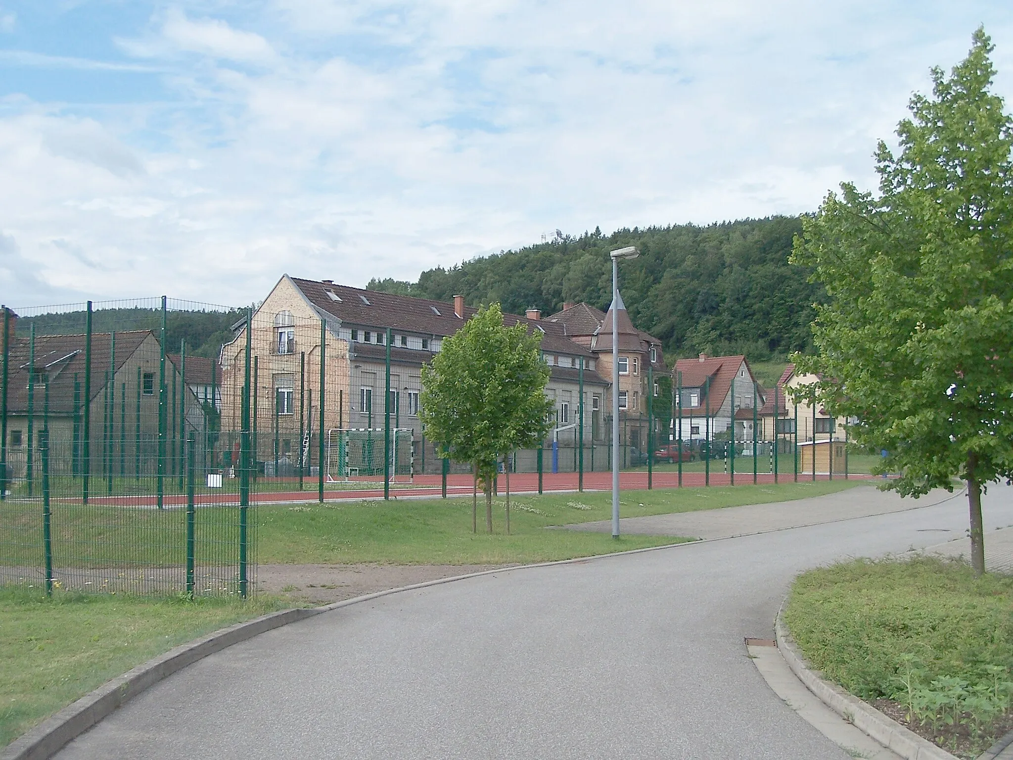 Photo showing: Sportanlage am Bahnhof, dahinter ein gründerzeitliches Wohnhaus in Wernshausen.