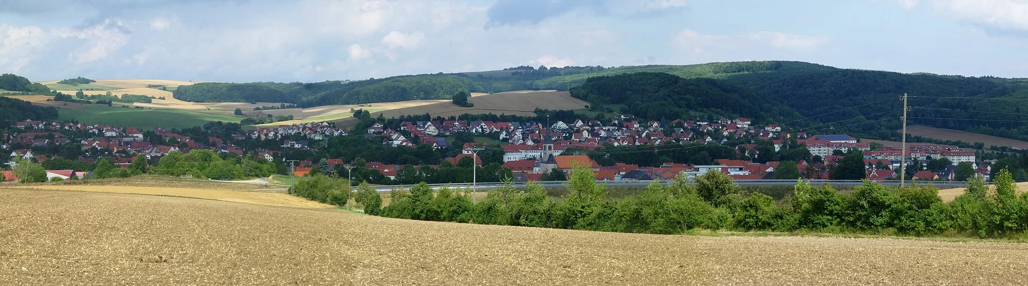 Photo showing: Blick vom Klien nach Nordosten über Worbis zum südlichen Ohmgebirge (im Hintergrund ist der Funkmast auf dem Birkenberg erkennbar)