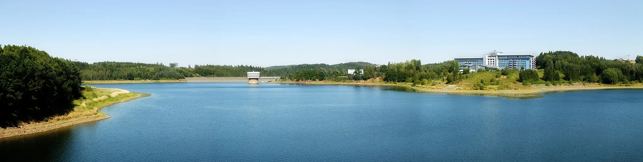 Photo showing: This image shows the dam in Zeulenroda ("Talsperre Zeulenroda), Germany. It is a three segment panoramic image.