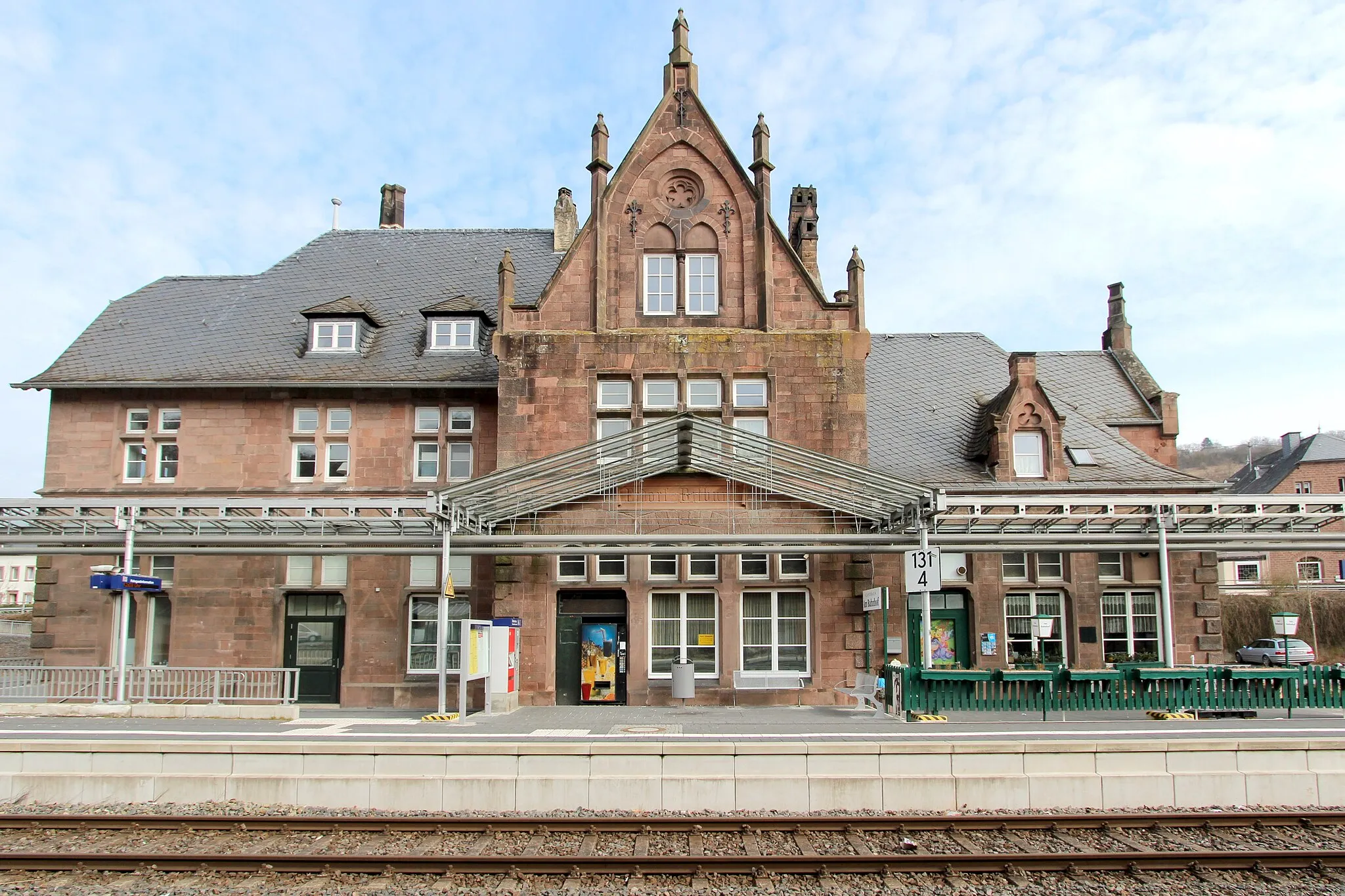 Photo showing: 54634 Erdorf, Mainzer Straße 12. Bahnhof Erdorf der Eifelbahn; Empfangsgebäude, malerischer Rotsandsteinbau, teilweise Fachwerk, 1871. Aufnahme von 2018.