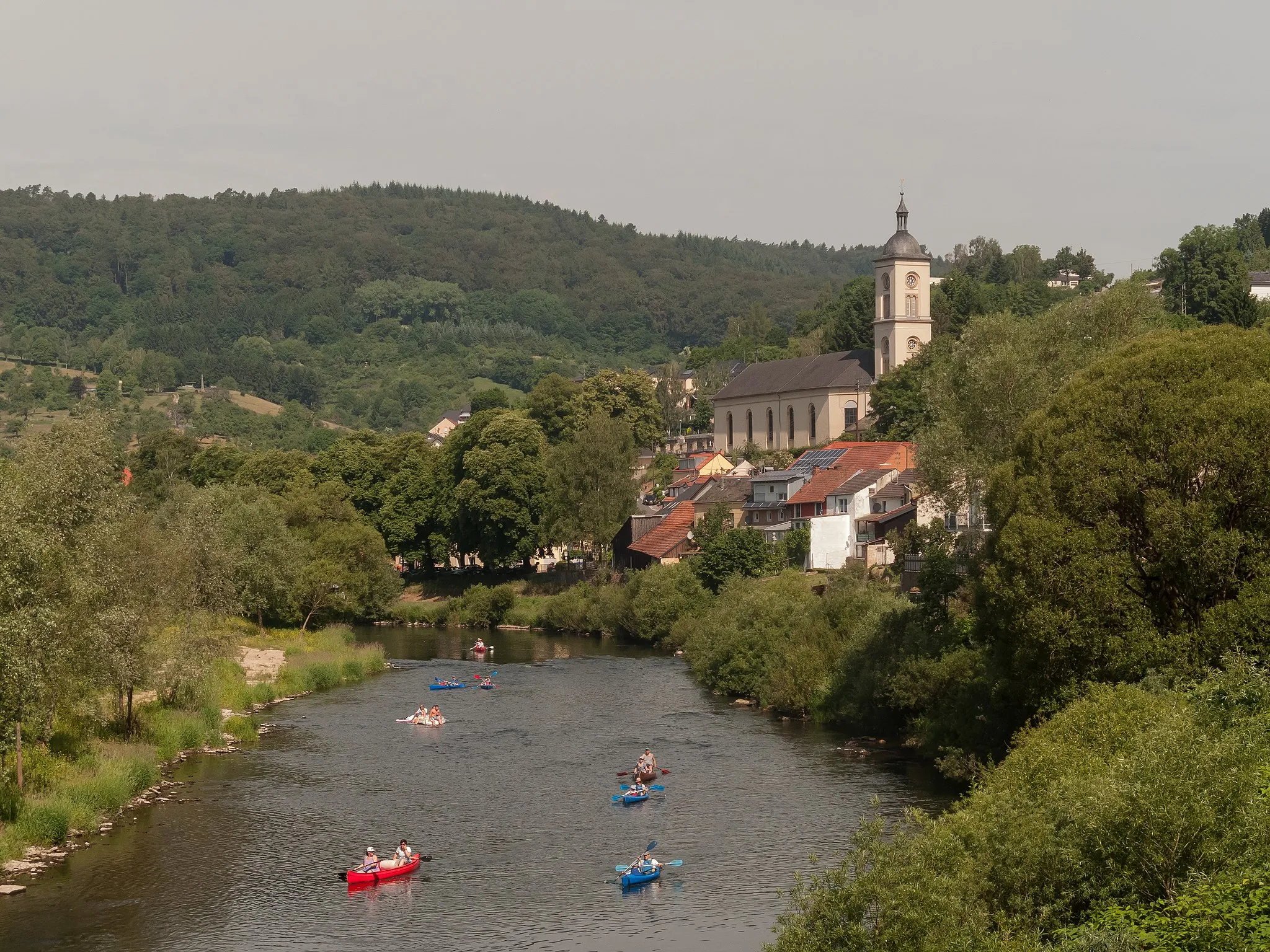 Photo showing: Bollendorf, river: die Sauer with church (die katholische Pfarrkirche Sankt Michael) in background