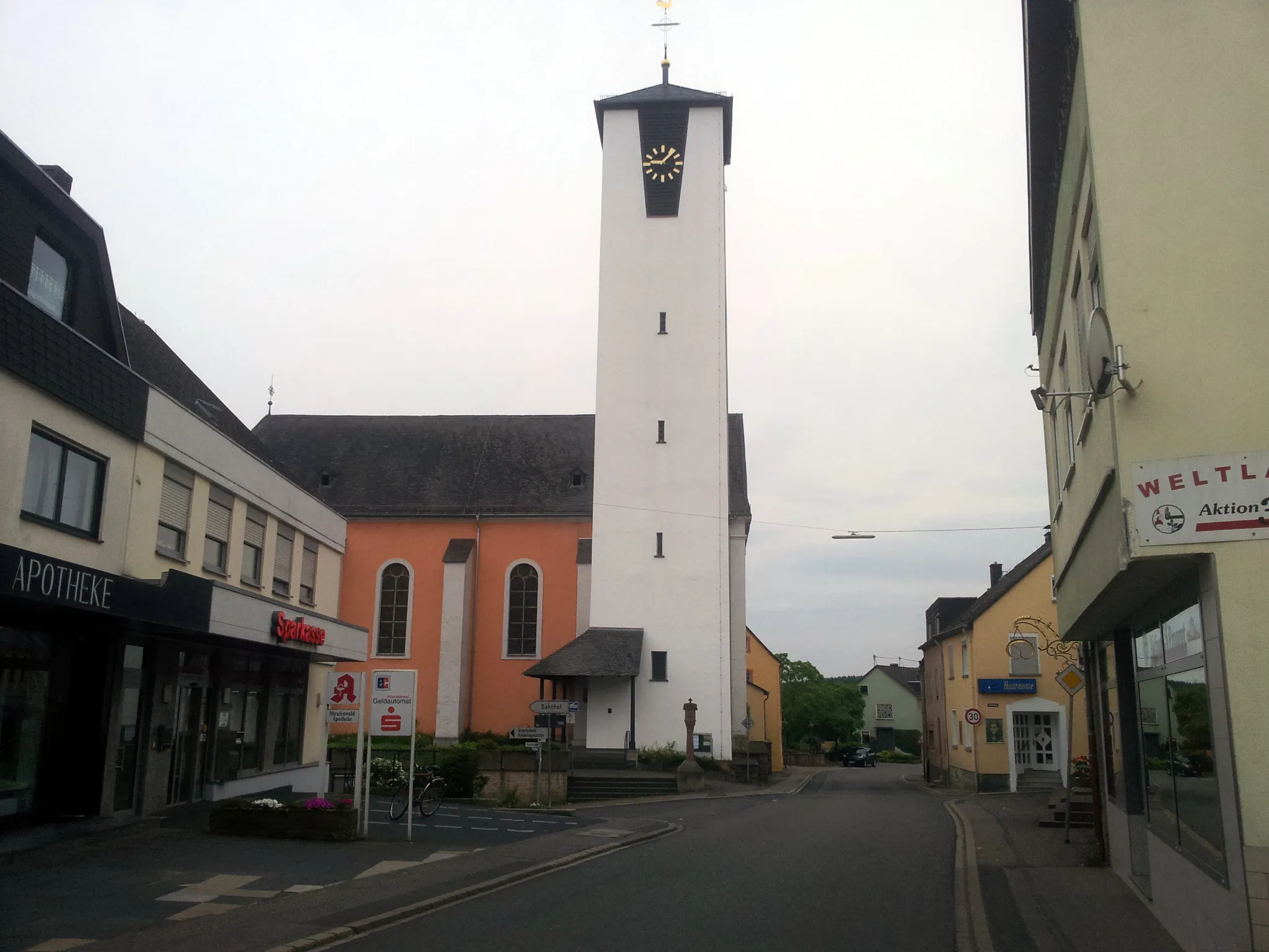 Photo showing: Föhren, Hauptstraße mit Kirche St. Bartholomäus