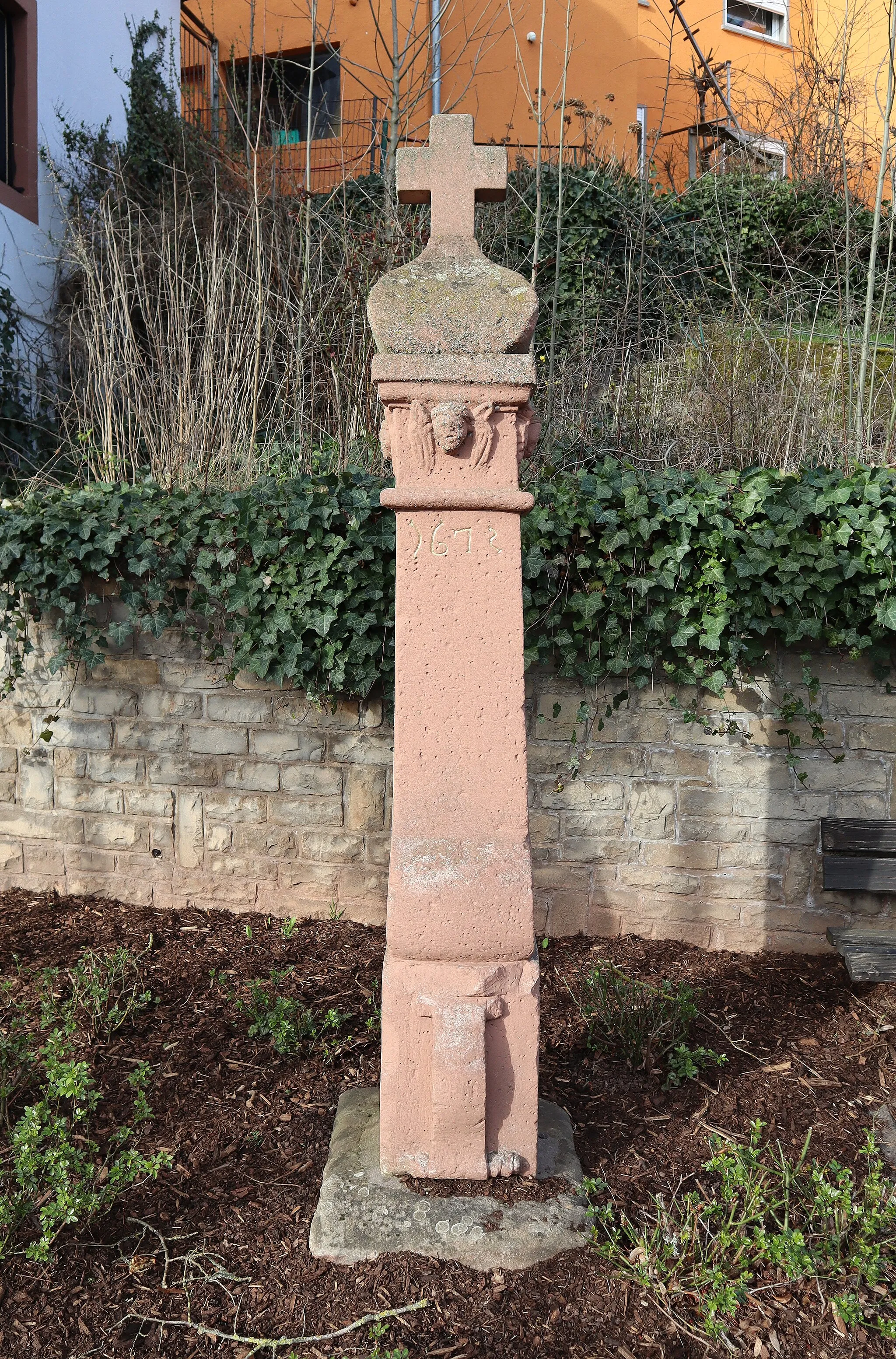 Photo showing: Wayside cross (1672) in Föhren, Trier-Saarburg district, Germany.