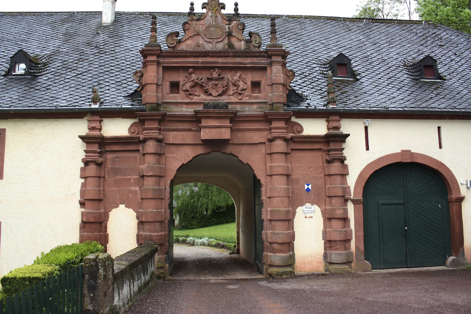 Photo showing: Hauptportal Schloss Föhren
