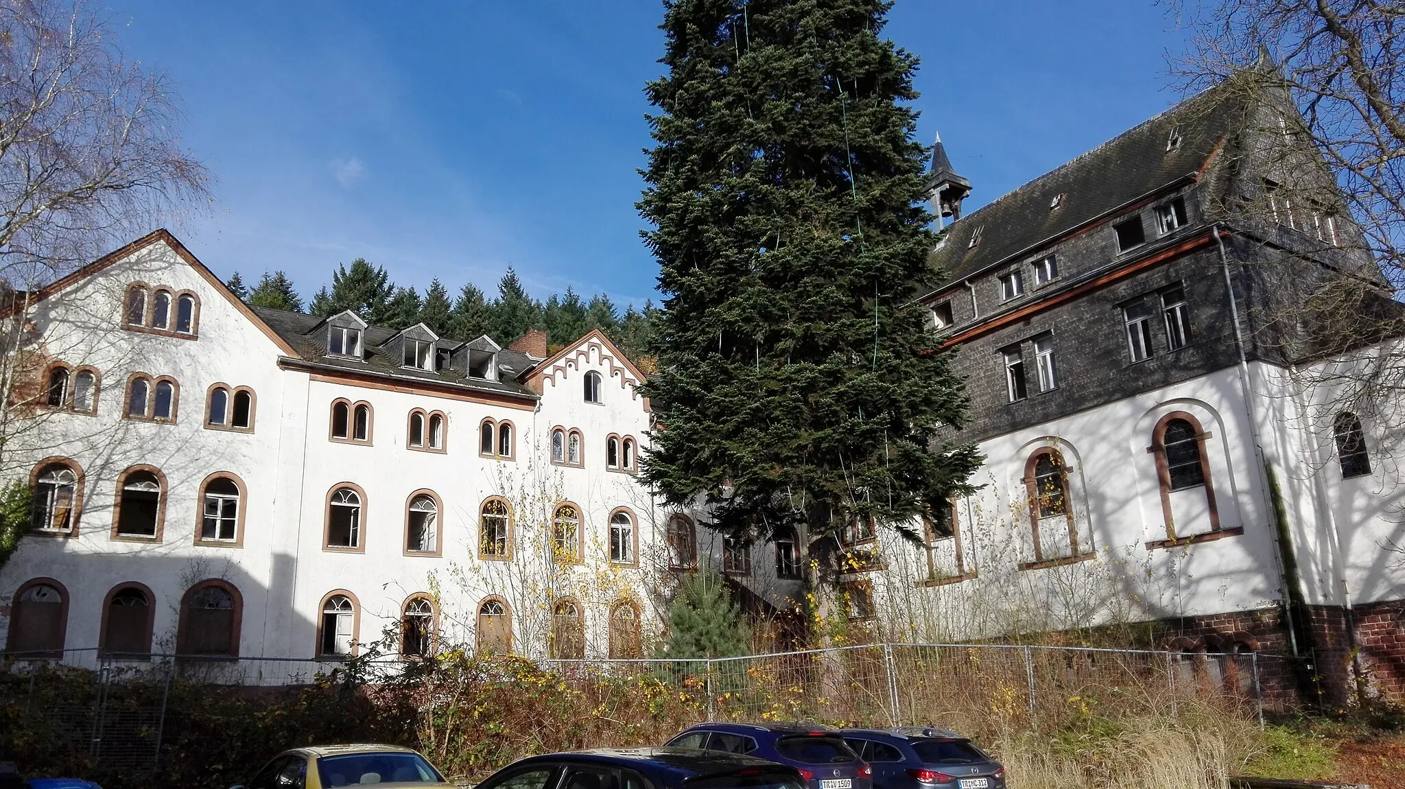 Photo showing: Ehemaliges Kloster Föhren, Gebäude von 1868 (links, 2020 abgerissen) und Gebäude von 1913 (rechts, 2017 abgerissen)