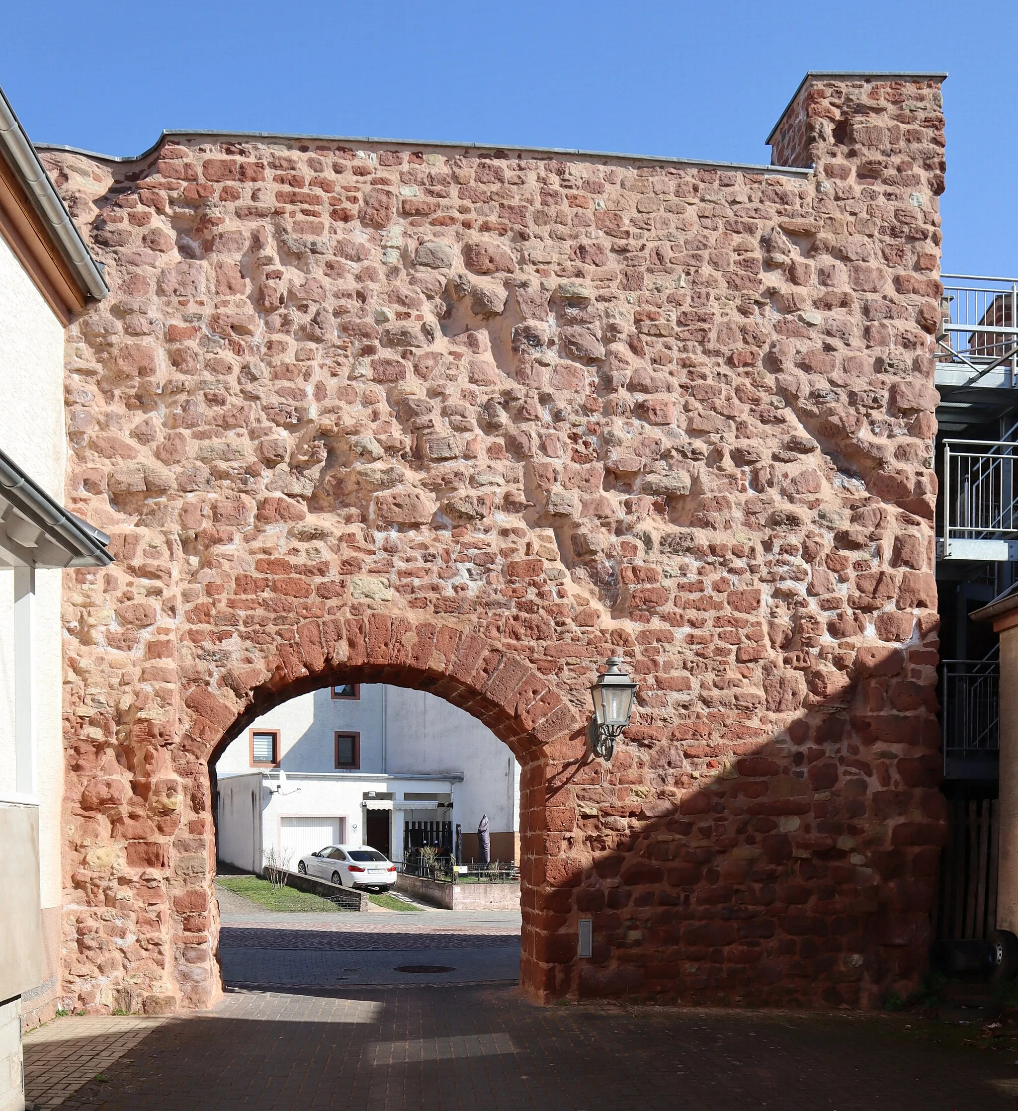 Photo showing: City gate (1872) of medieval fortification in Freudenburg, west view.