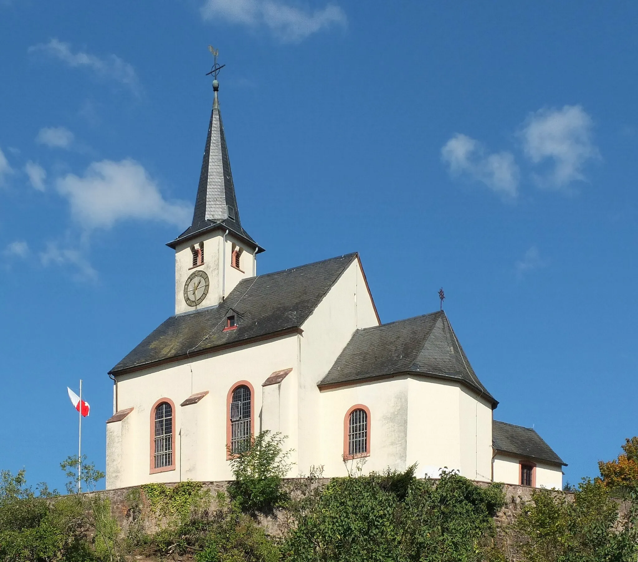 Photo showing: Ancient parish church Sankt Dionysius in Igel, Rhineland-Palatinate, 12th-18th century. (view S)
