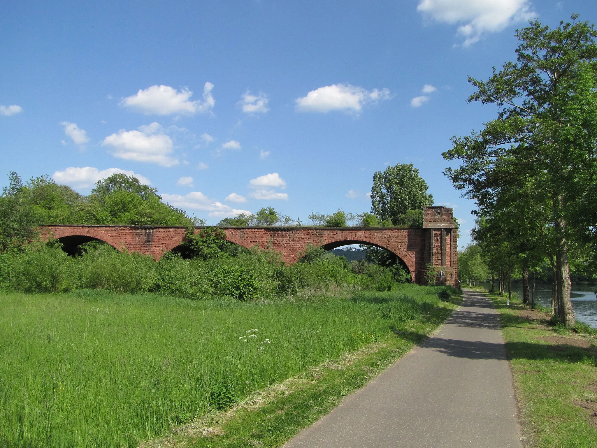 Photo showing: Erhaltener Brückenkopf der 1945 zerstörten Hindenburgbrücke bei Igel/Mosel