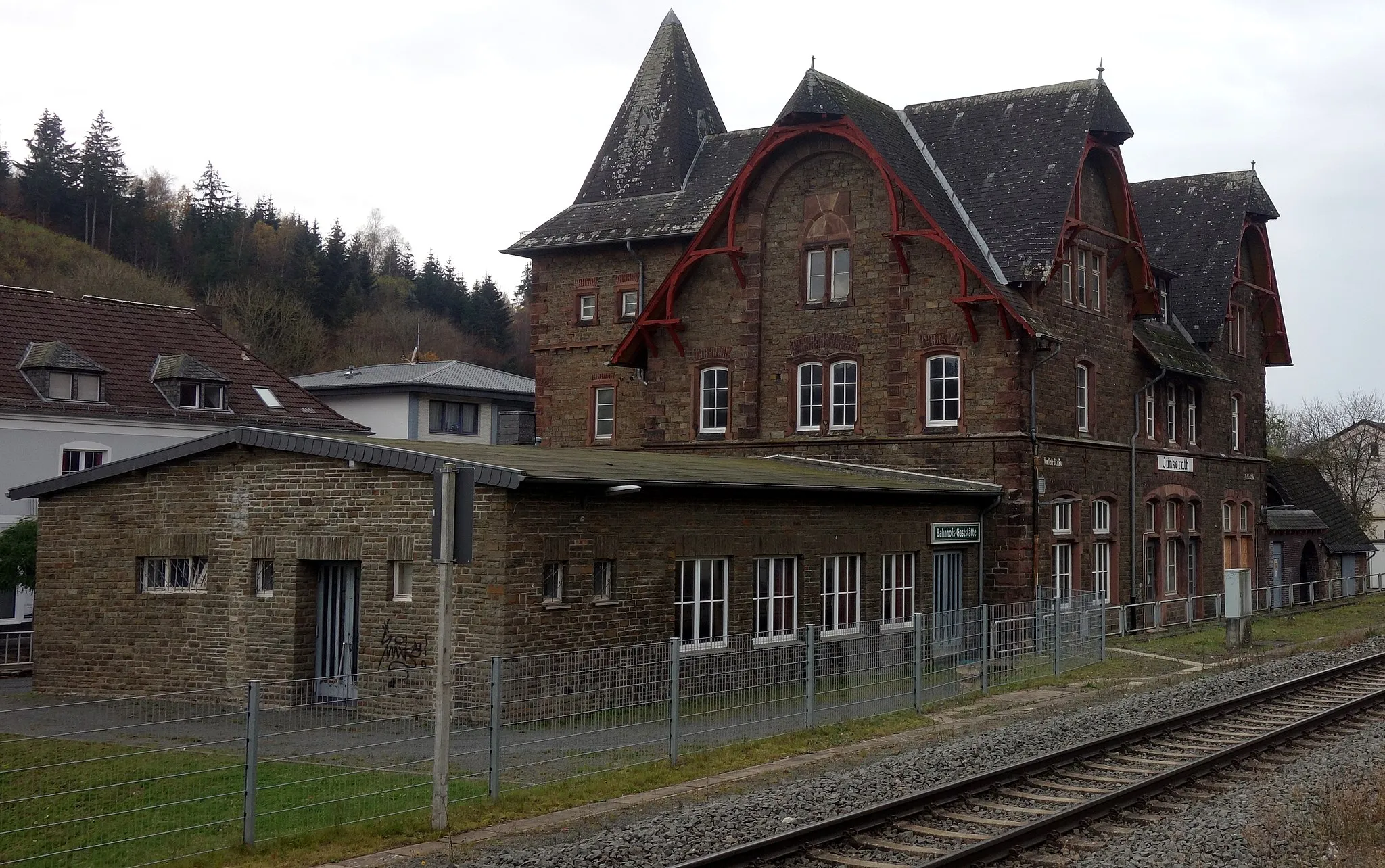 Photo showing: Jünkerath (Eifel): Denkmalgeschütztes Bahnhofsgebäude von den Gleisen aus gesehen