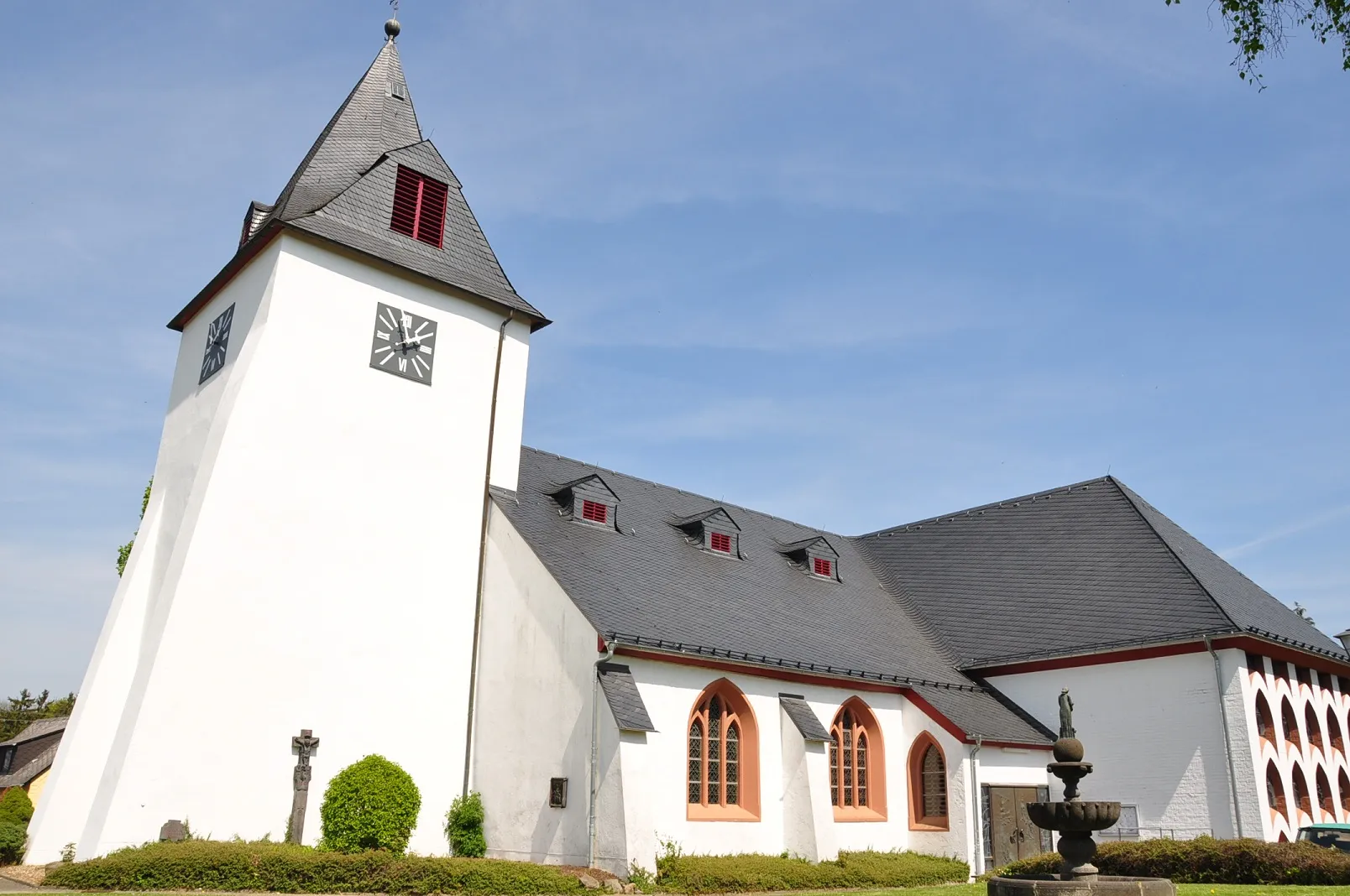 Photo showing: The Saint Vincent’s and Saint Nicholas’s Catholic Parish Church of Kelberg, Rhineland-Palatinate (Eifel), Germany.