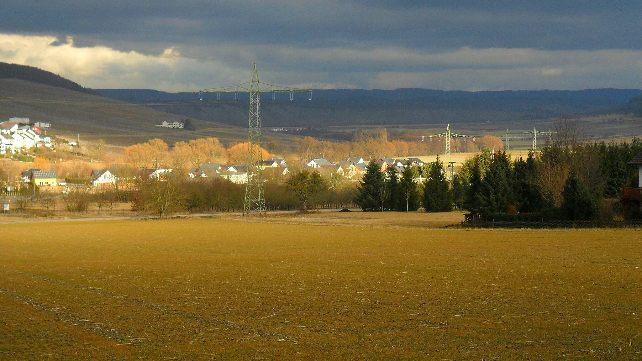 Photo showing: Osann-Monzel. Das Umlauftal zwischen Noviander Hüttenkopf und Brauneberg.