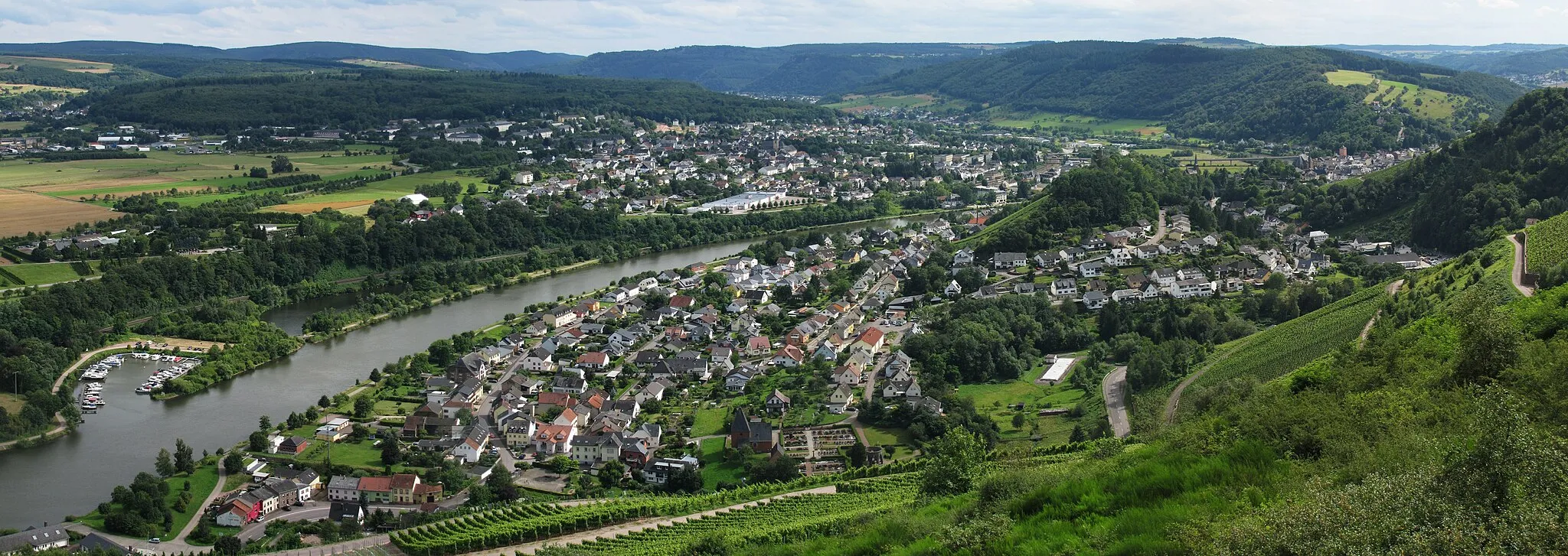 Photo showing: Blick vom Aussichtsturm Kreuzberg (315 m) nach Süden über das Tal der Saar und die Stadt Saarburg (159 m).