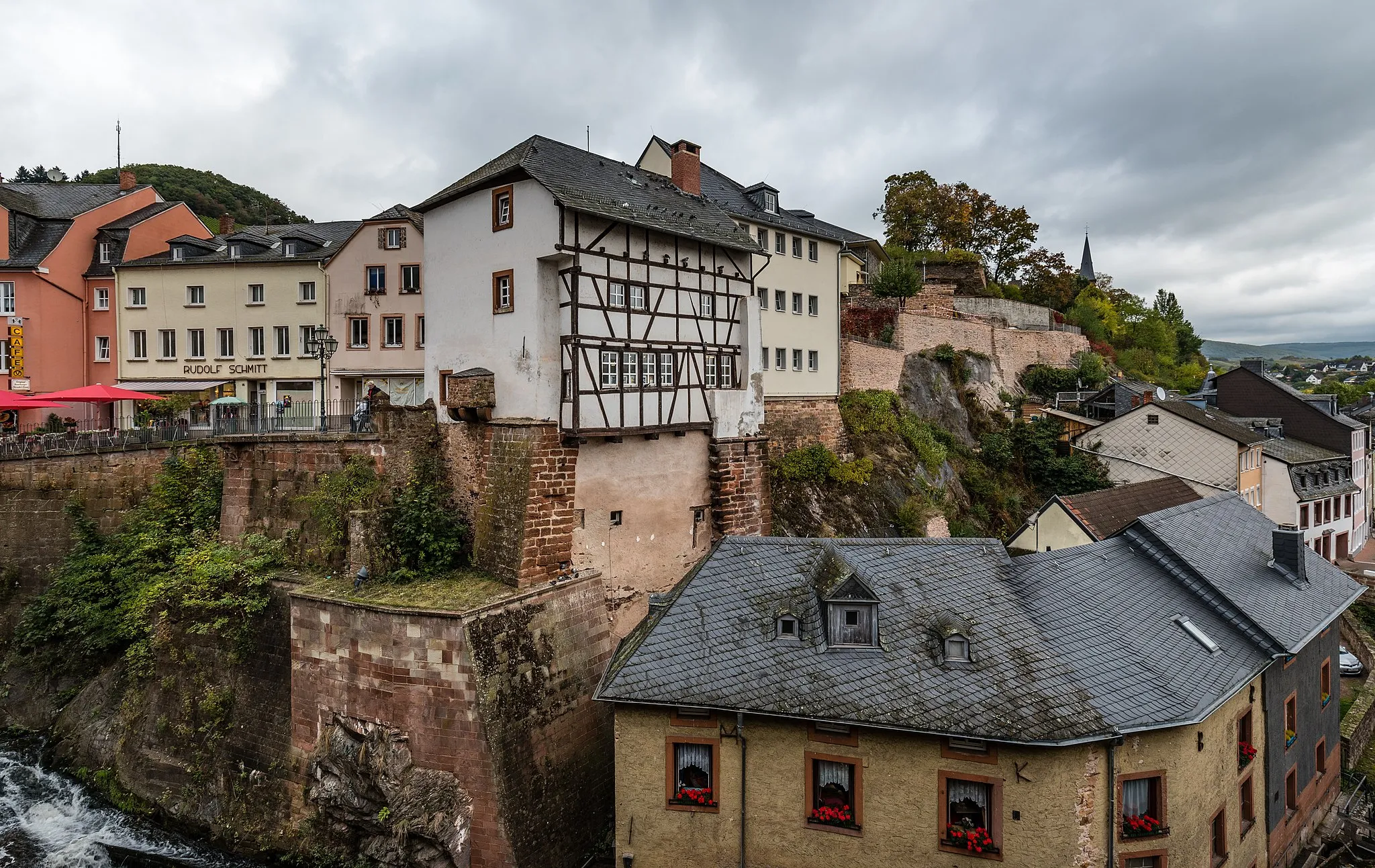 Photo showing: Town view of Saarburg near water fall of Leukbach