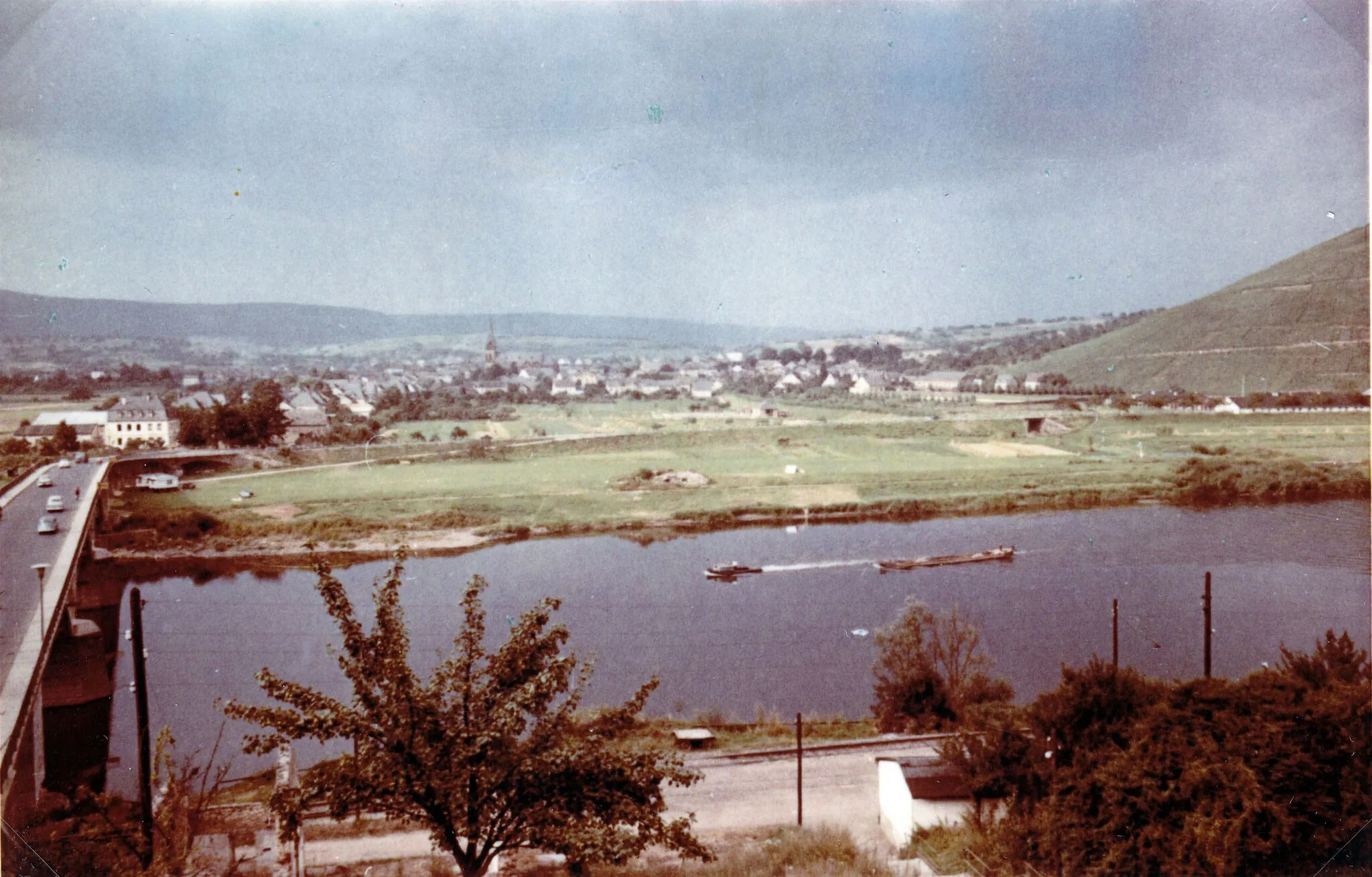 Photo showing: Mosel vor Ausbau bei Schweich.
Blick auf Schweich (linkes Ufer) mit Brücke (L 141) und Deich.