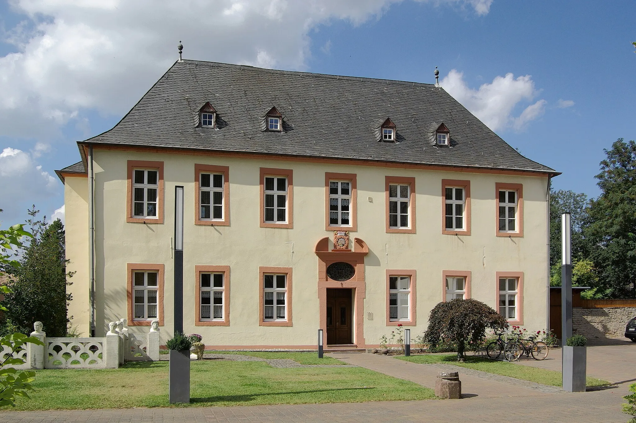 Photo showing: Welschbillig, barockes Amtshaus (Petersplatz 1, Pfarrhaus), 1710/11, Architekt Philipp Honorius Ravensteyn