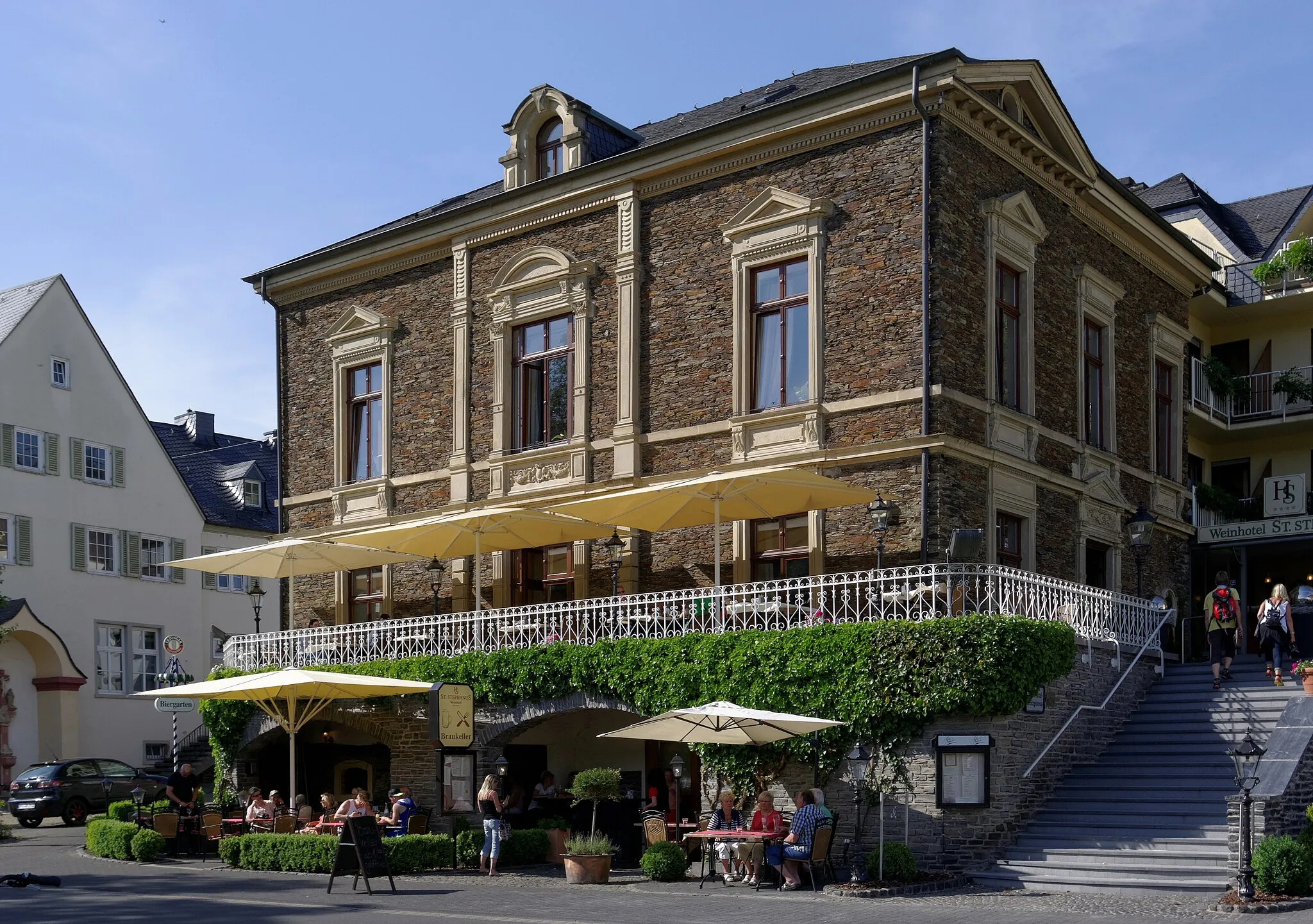 Photo showing: Zeltingen-Rachtig, Uferallee 9,	ehemalige Villa; stattlicher, im Gesamtcharakter spätklassizistischer Bruchsteinbau, um 1870/80