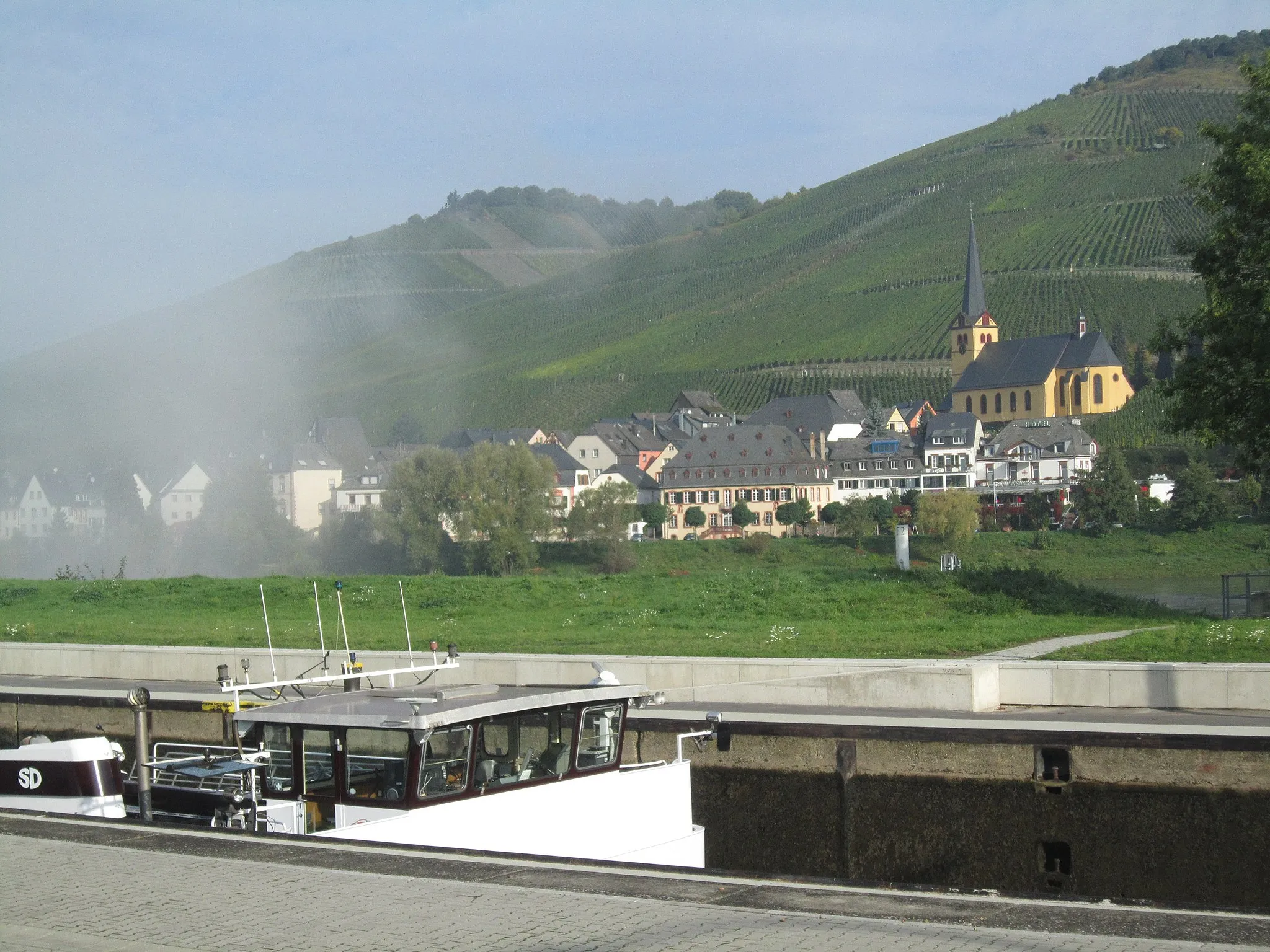 Photo showing: Canal lock Zeltingen in Moselle River and Zeltingen-Rachtig Community