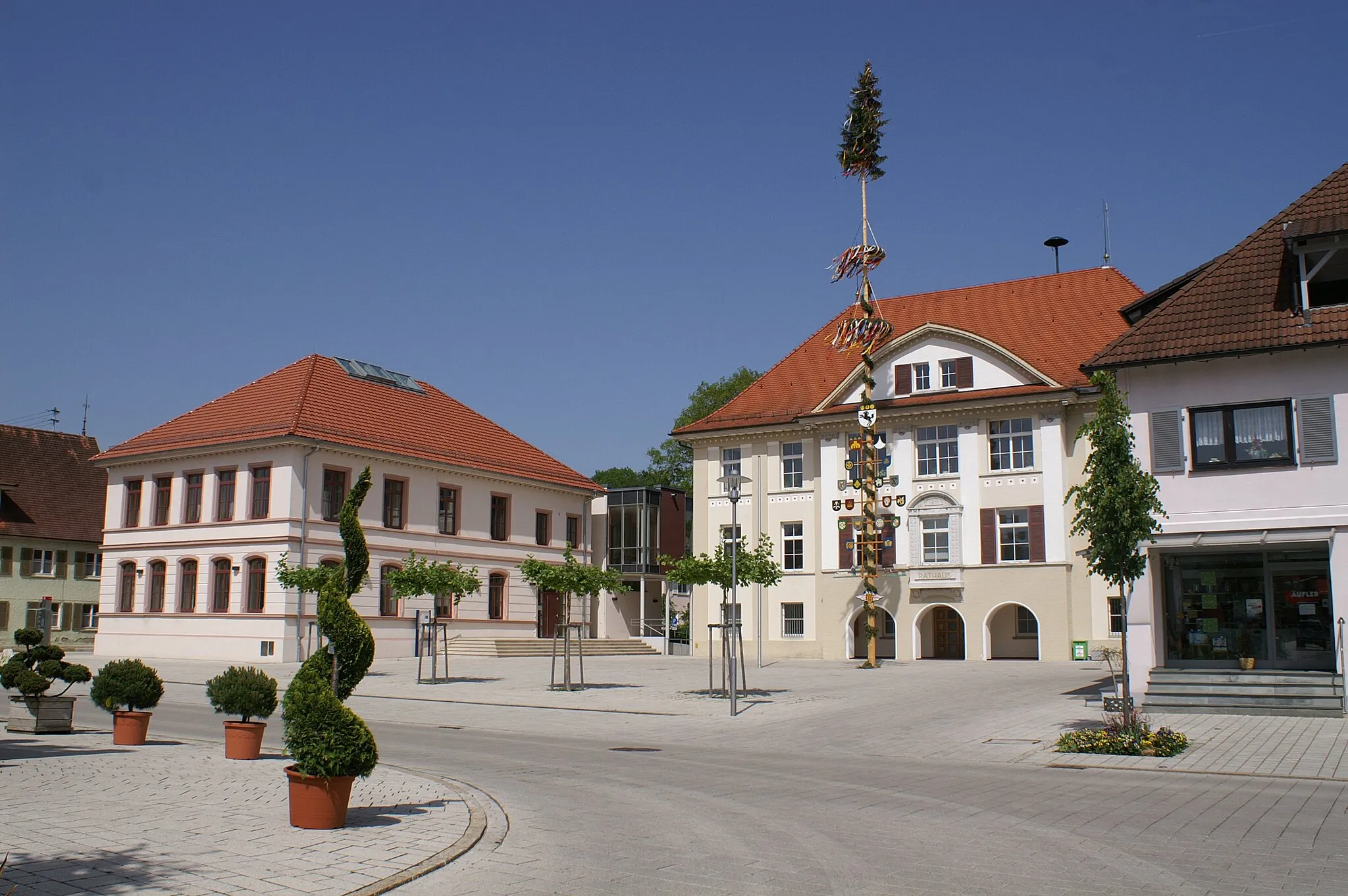 Photo showing: Dorfmitte von Allmendingen im Alb-Donau-Kreis mit Rathaus (Bildmitte) und Bürgerhaus (links)