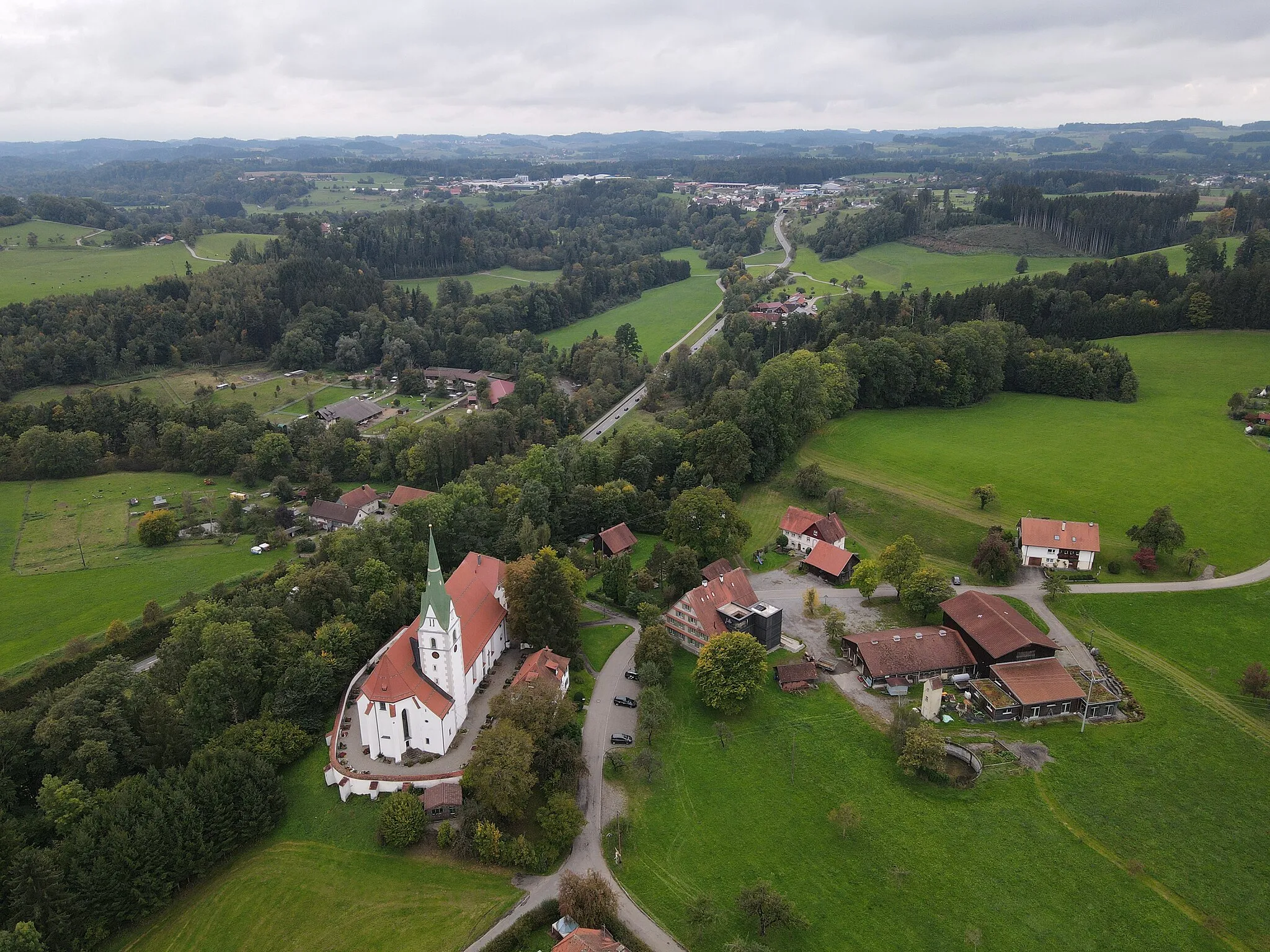 Photo showing: Ortsteil Pfärrich von oben mit Blick nach Amtzell. Im Vordergrund die Wallfahrtskirche Mariä Geburt