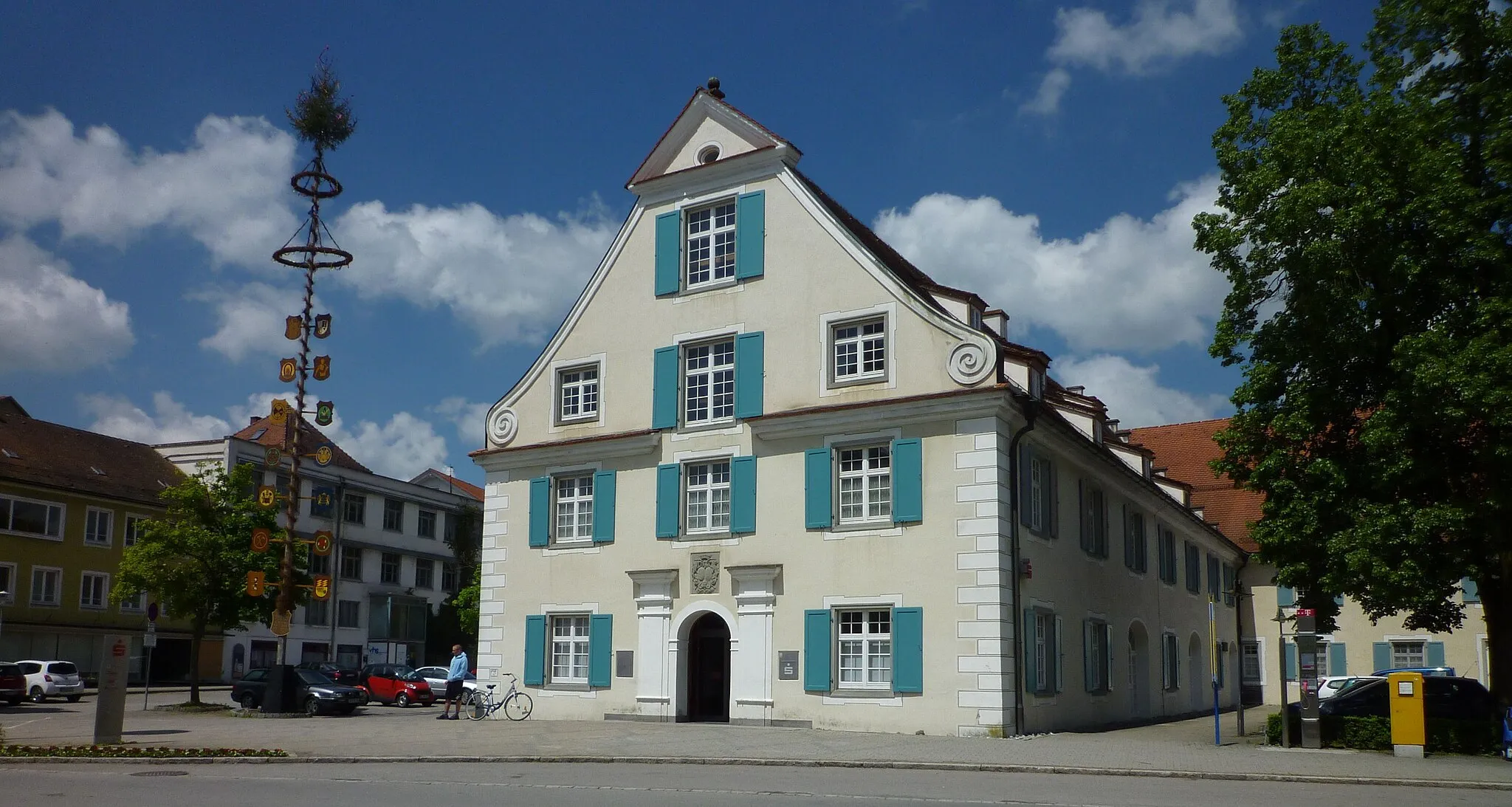 Photo showing: Aulendorf, Rathaus mit Maibaum