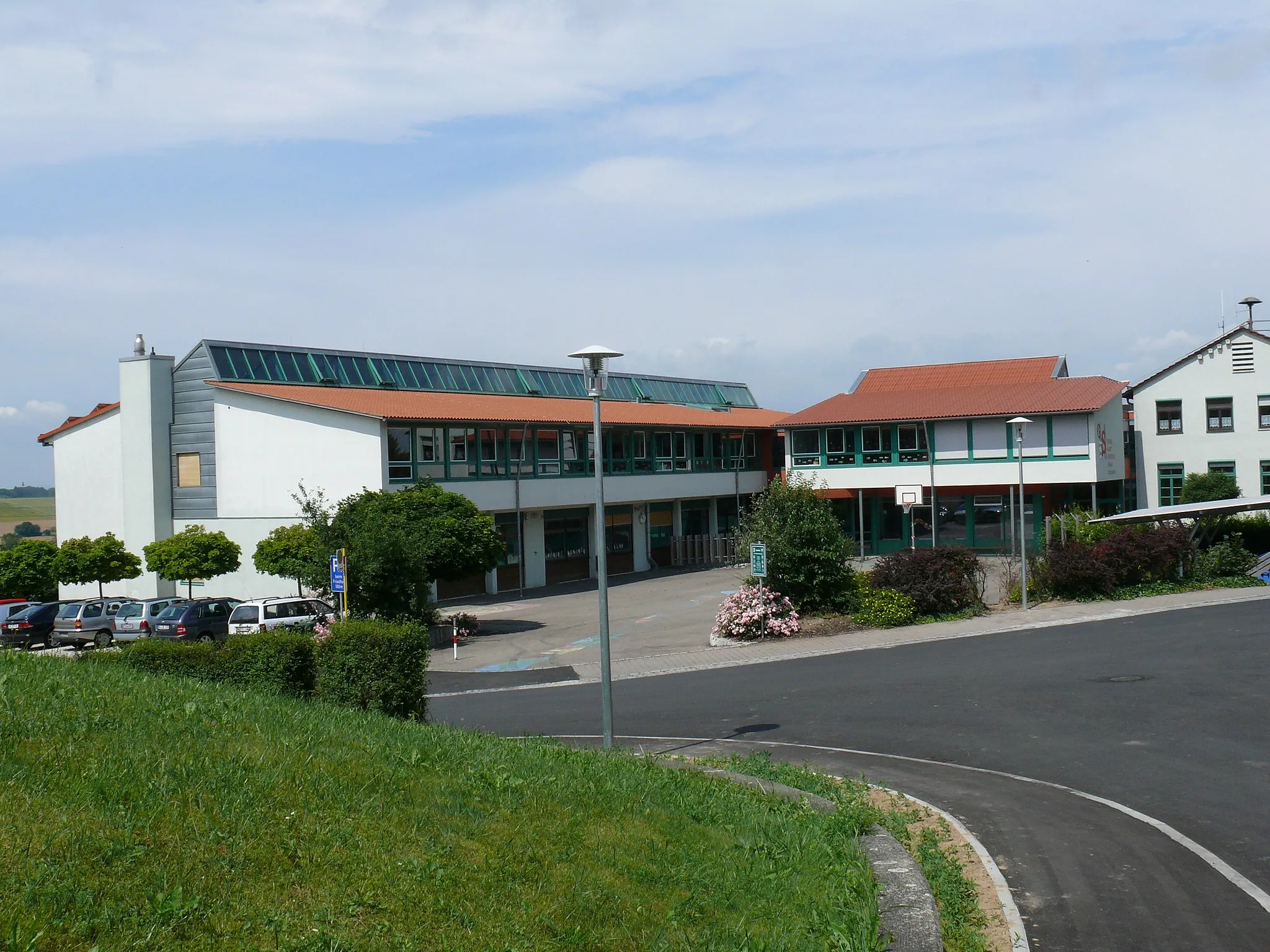 Photo showing: Schule Burgrieden aus Nord-Ost (von der Kirchstraße) gesehen.