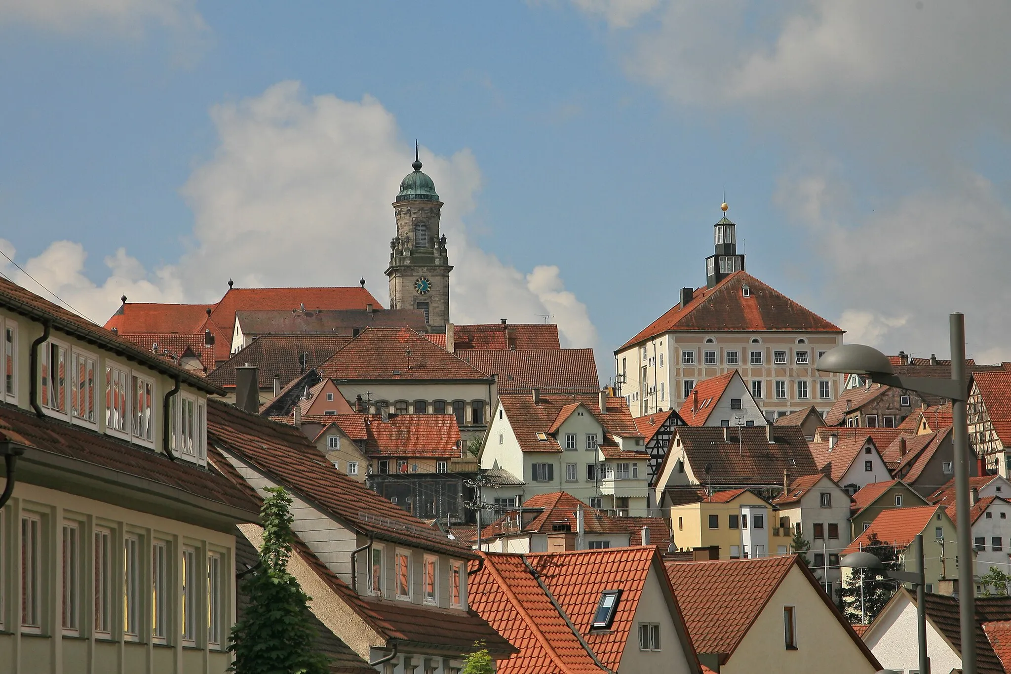 Photo showing: Church of St. Jacob and Town Hall in Hechingen, taken from the suburb. Hechingen, a former Hohenzollern town, belongs today to the Zollernalbkreis in Baden-Württemberg, Germany.