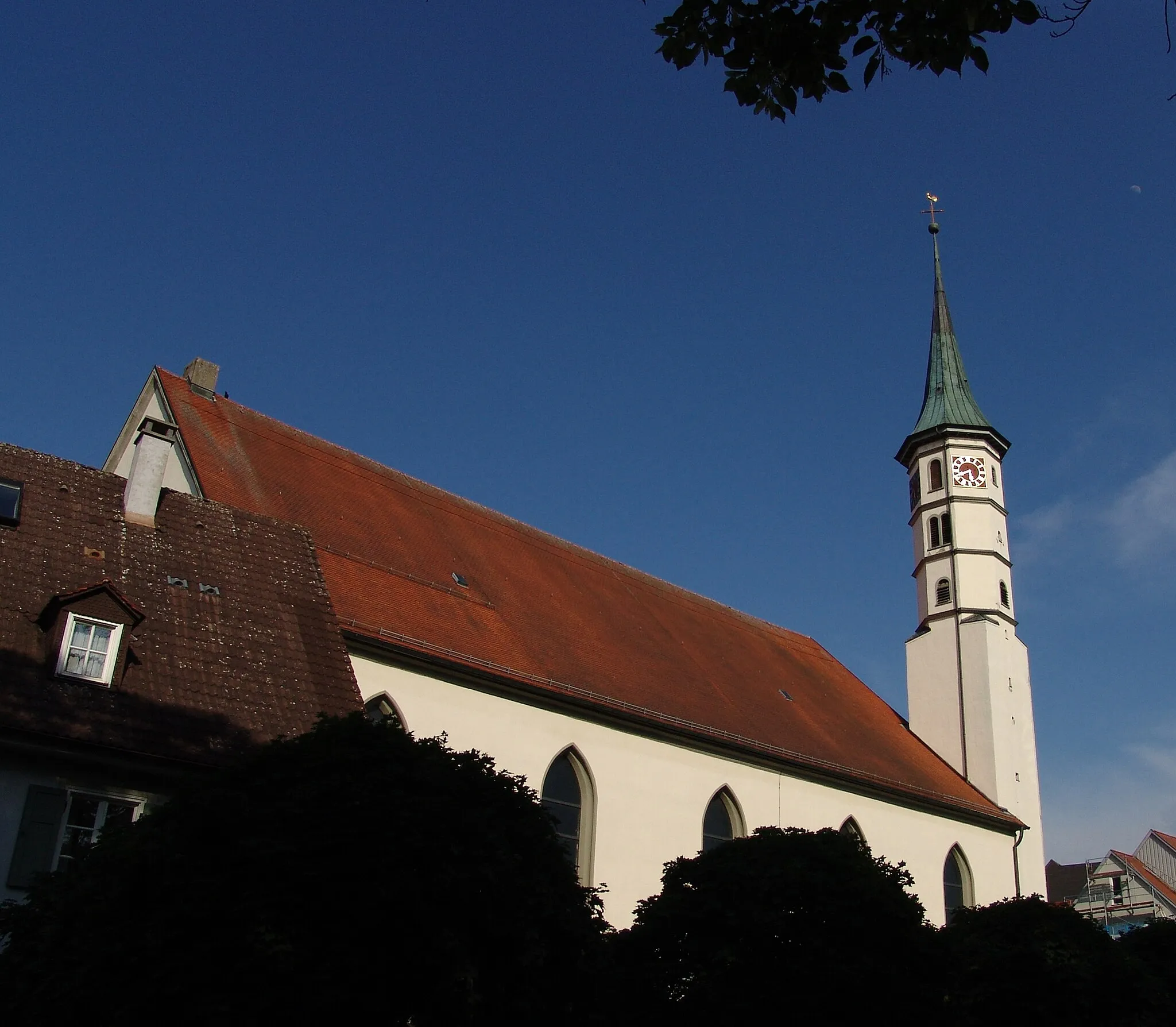 Photo showing: Leutkirch, Dreifaltigkeitskirche. Von 1613 bis 1615 baute die evangelische Gemeinde die Dreifaltigkeitskirche, die heutige evangelische Hauptkirche der Stadt als ersten protestantischen Kirchenbau zwischen Donau und Bodensee. Architekt war Daniel Schopf, der eine Kirche im Stil von Heinrich Schickhardt schuf. Diese wurde 1857/60 neugotisch umgestaltet, doch wurde dies 1972 bis auf die Ausstattung wieder rückgängig gemacht.