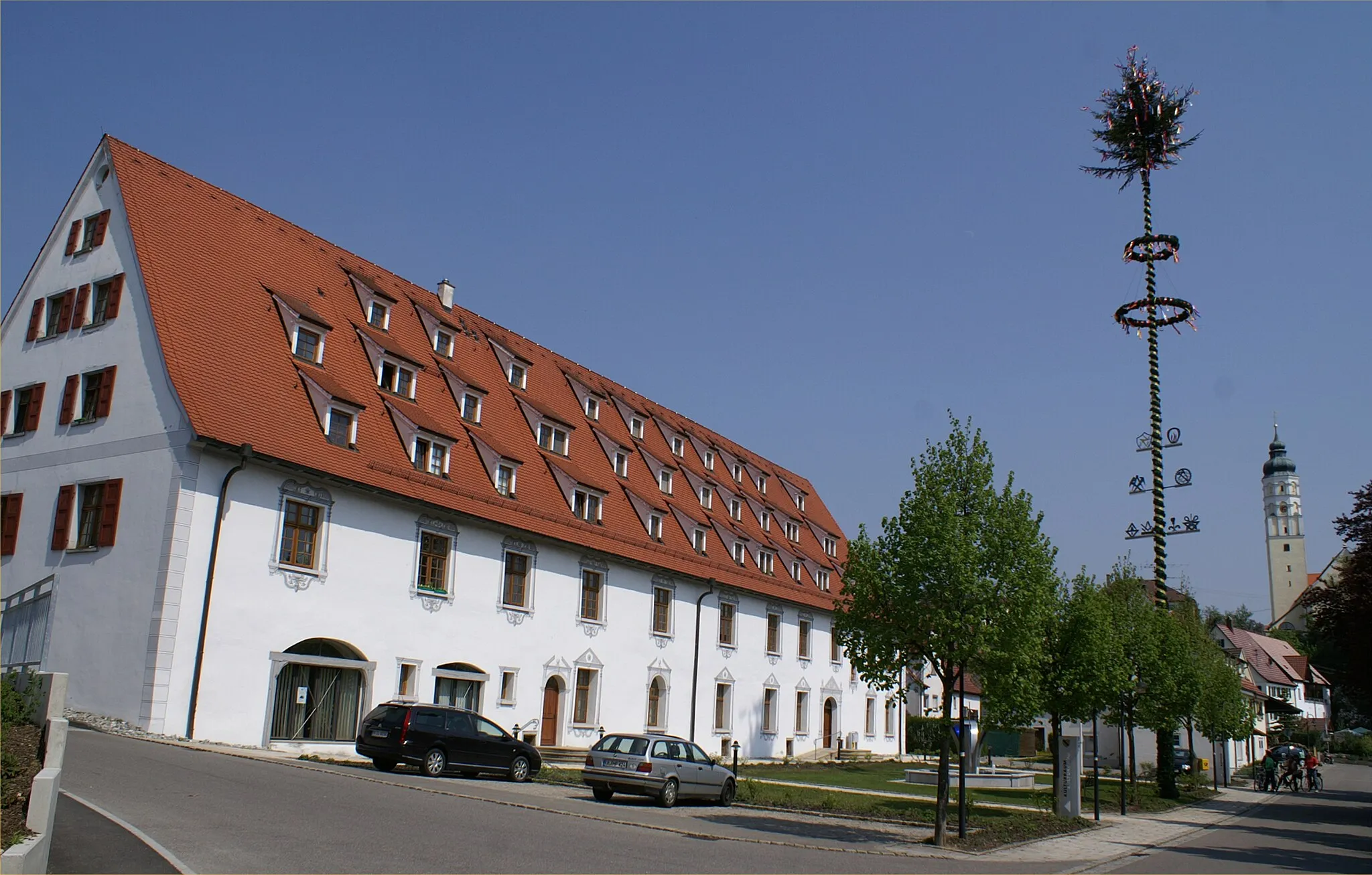 Photo showing: Das Untere Schloss in Öpfingen beherbert heute die Gemeindeverwaltung mit Sitzungssaal und Kulturraum.