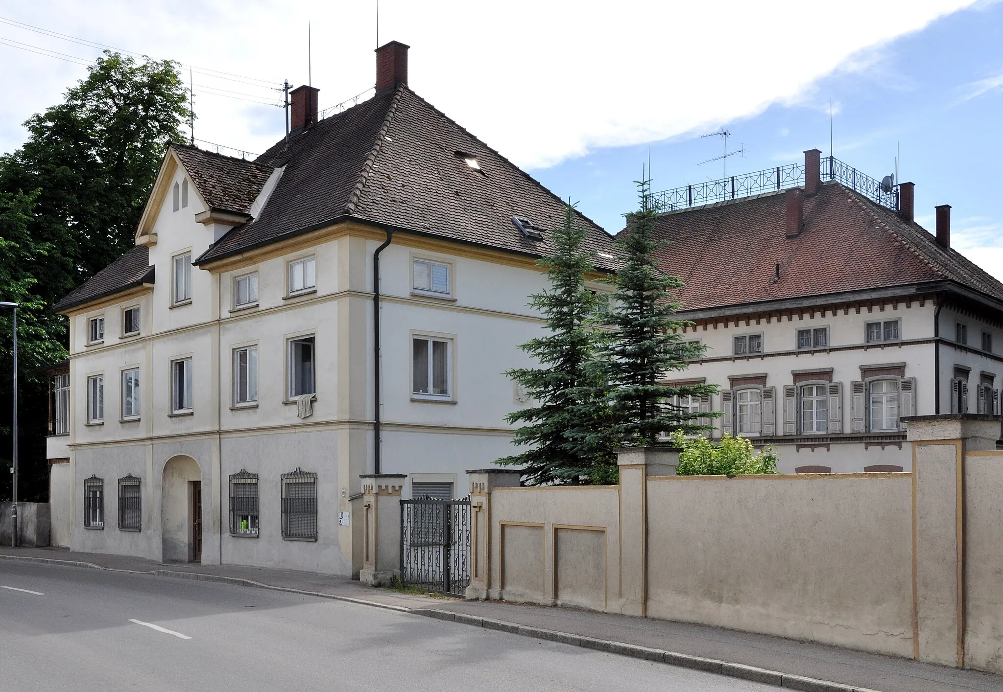 Photo showing: Schwendi, Landkreis Biberach,

Kleines Schloss (links im Vordergrund) und Neues Schloss