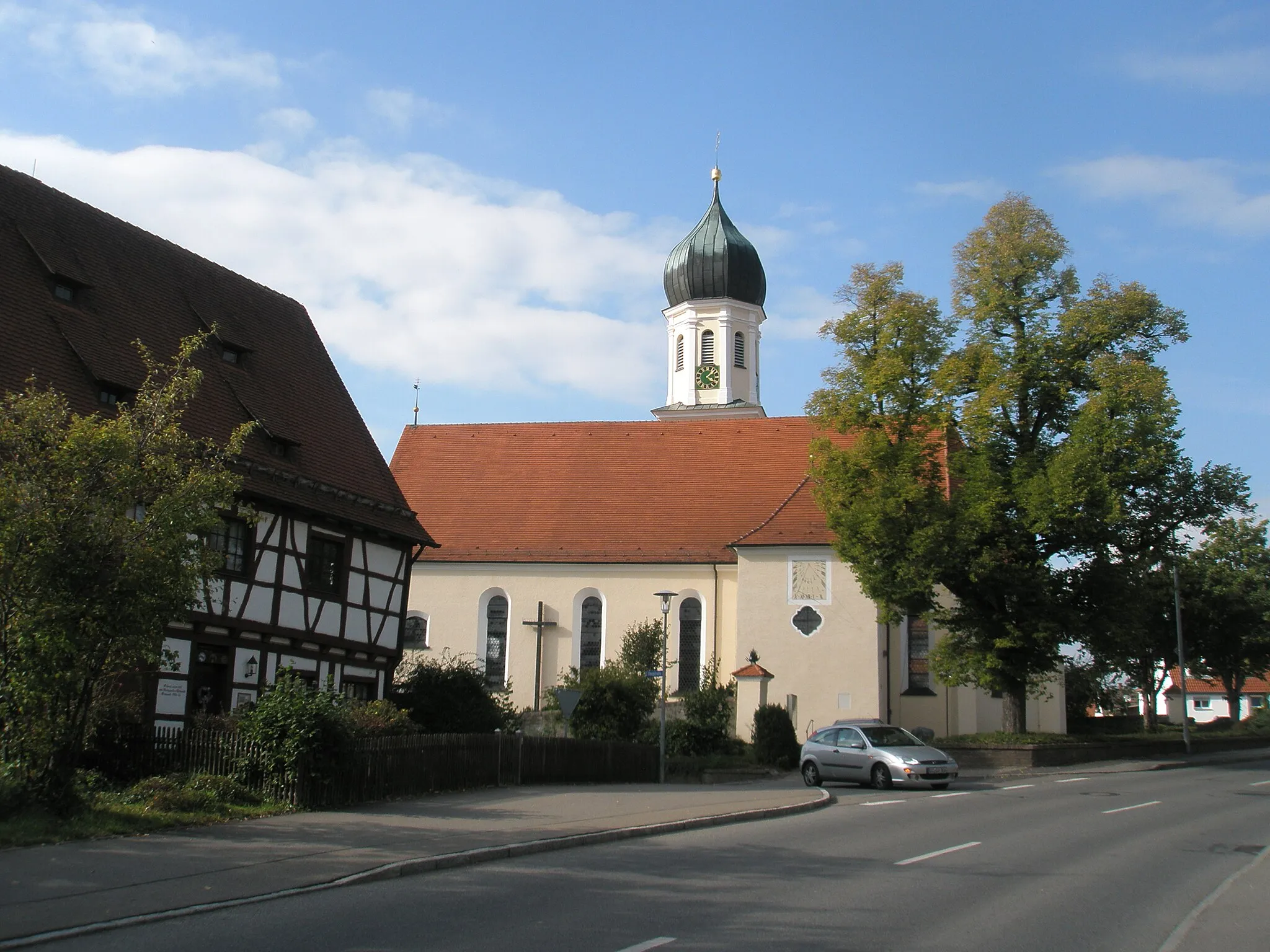 Photo showing: Die Schwendier Pfarrkirche St. Stephanus und das Pfarrhaus, ein Fachwerkhaus aus dem Jahr 1551.