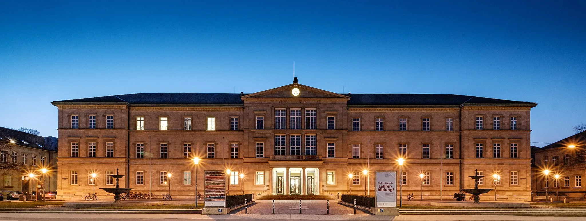 Photo showing: Neue Aula in Tübingen zur blauen Stunde