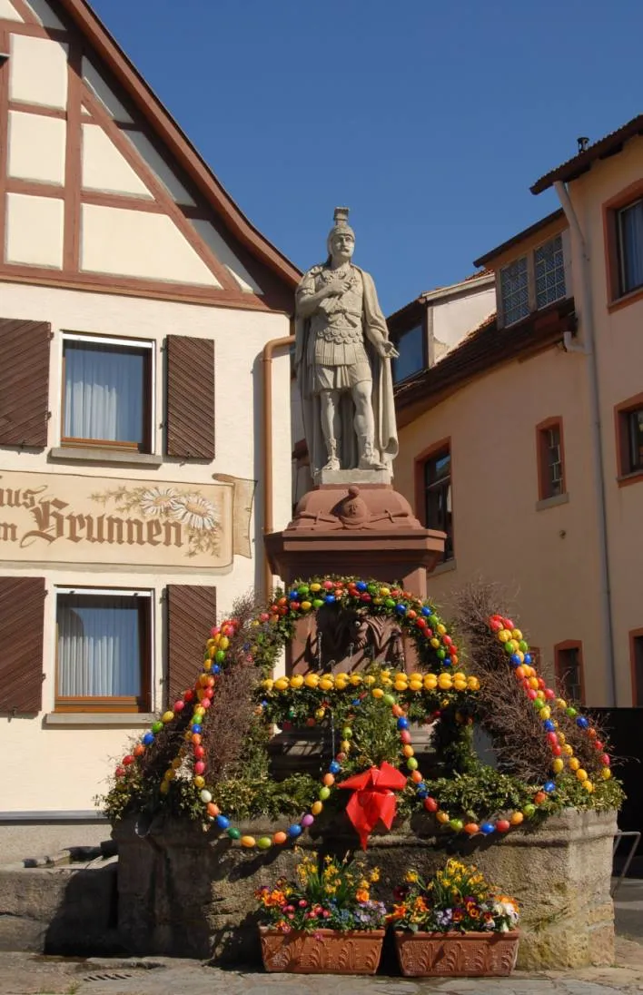 Photo showing: Bastheim - Sebastiansbrunnen im Osterschmuck