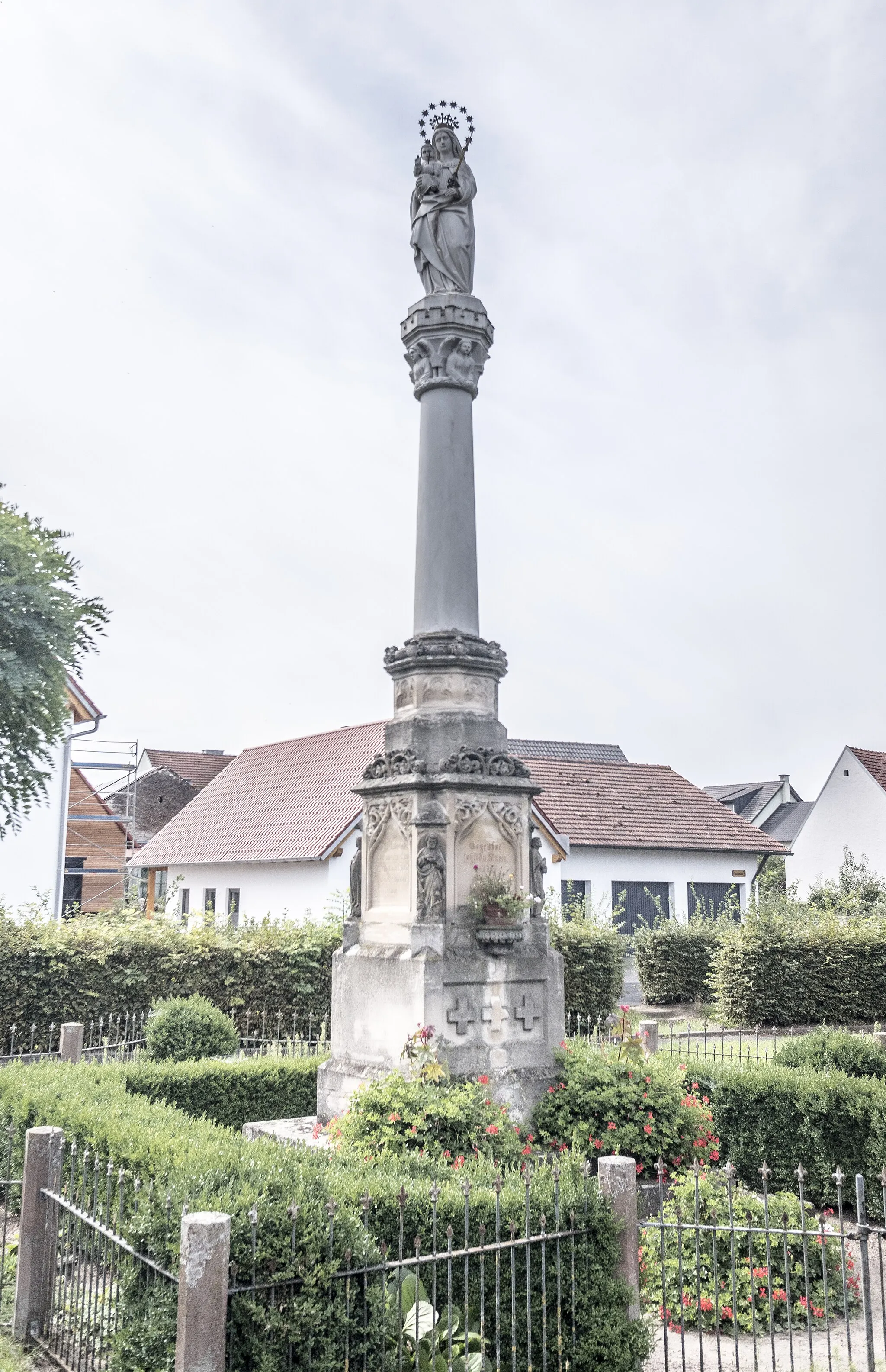 Photo showing: Mariensäule, hoher Sandsteinsockel mit Blendmaßwerk, neugotisch, 1871; mit umgebender Grünanlage