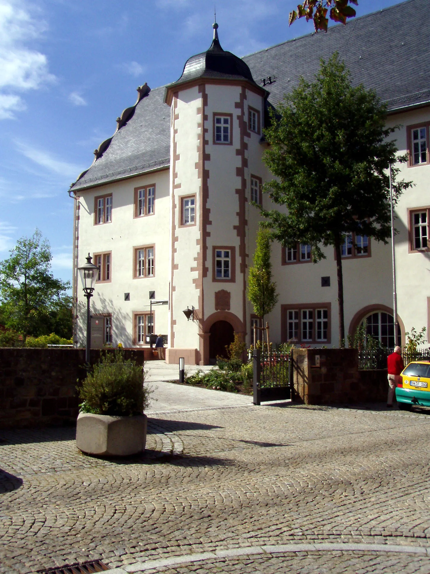 Photo showing: Alte Vogtei in Gerolzhofen, dreigeschossiger Satteldachbau mit Schweifgiebeln und polygonalem Treppenturm, um 1600; Inschriftentafel mit Echter Wappen bez. 1614.