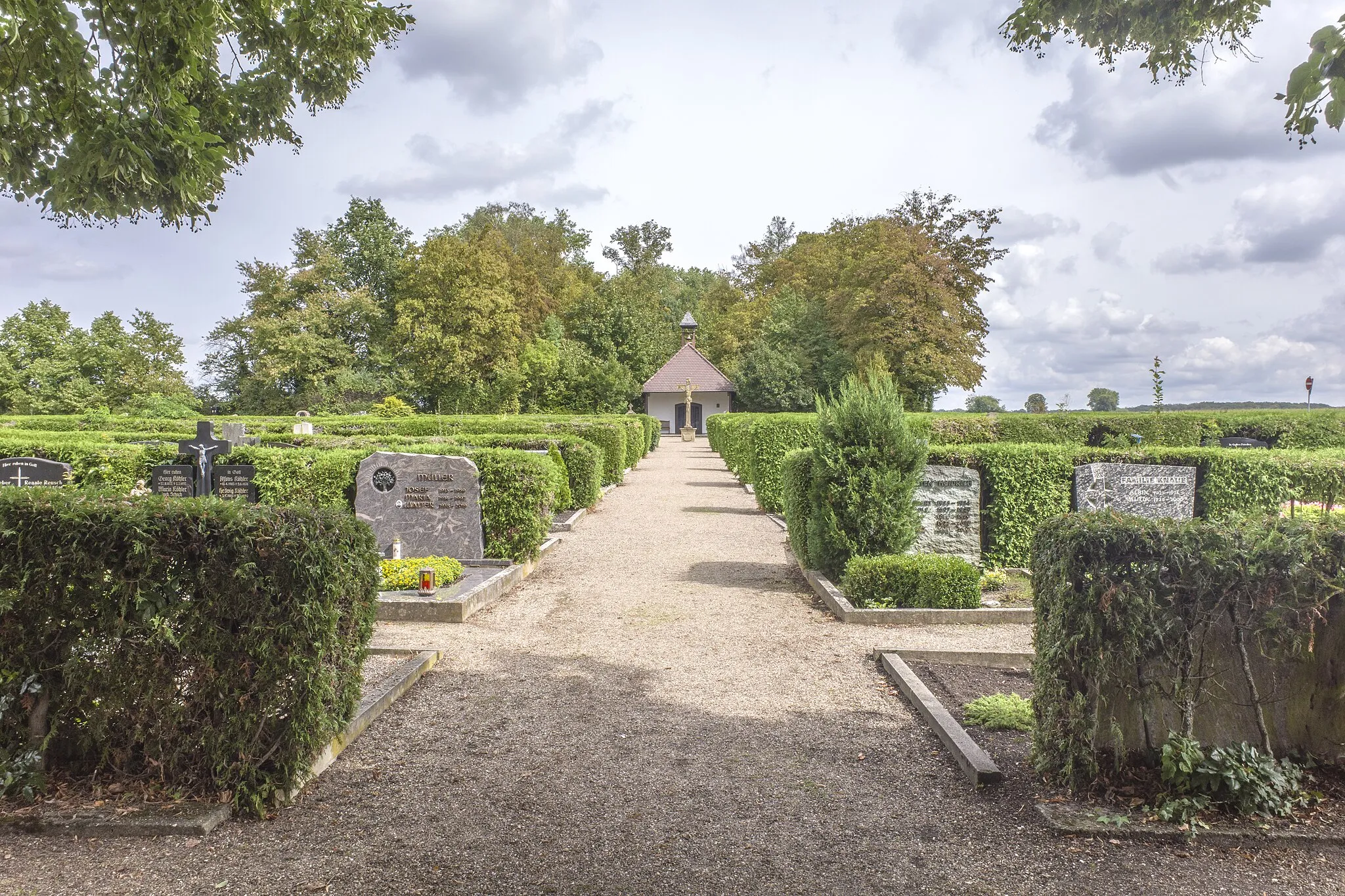 Photo showing: Friedhof Grettstadt, mittlere Achse von Westen