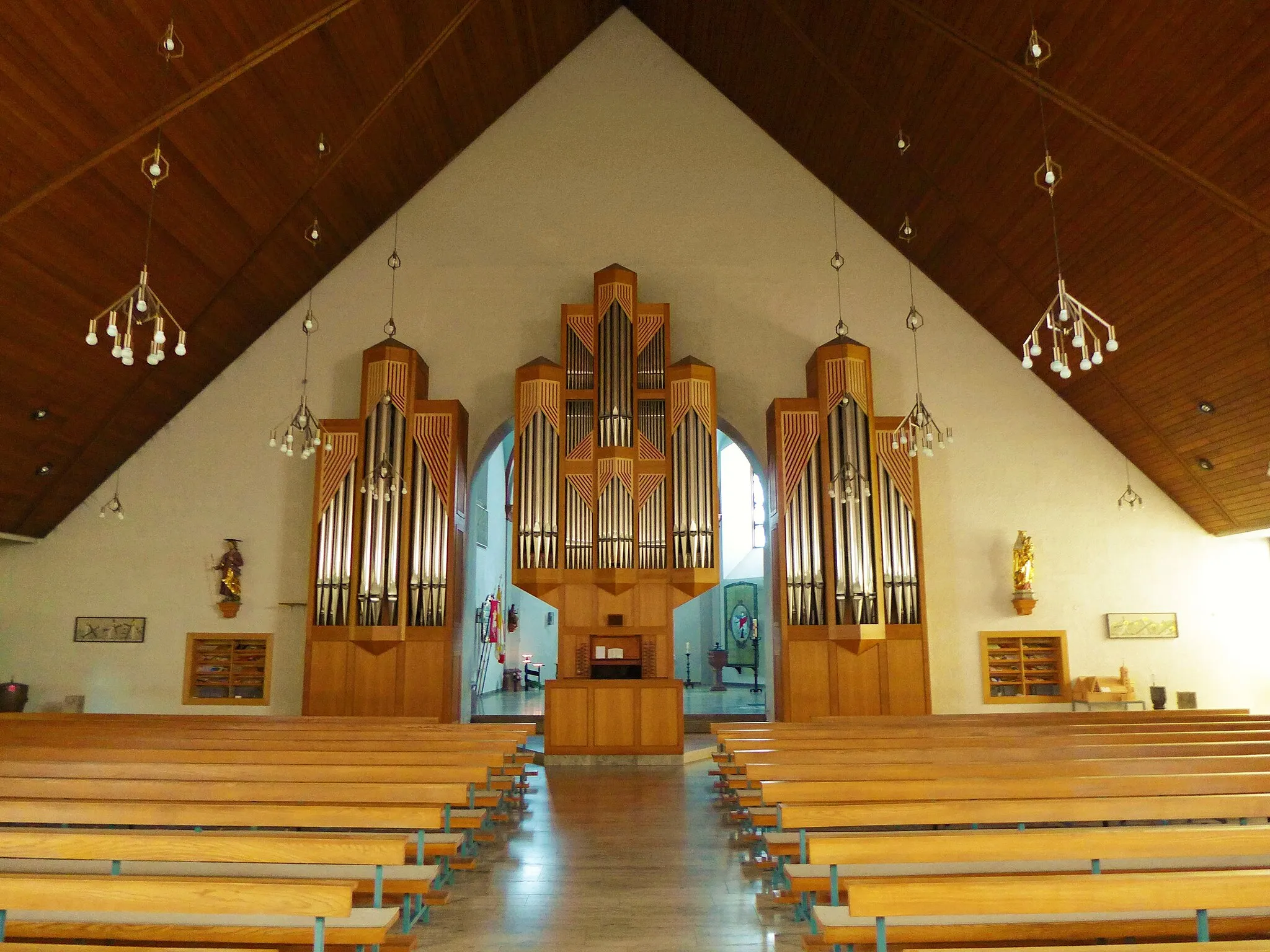 Photo showing: Helmstadt, katholische Pfarrkirche St. Martin, Erweiterungsbau von 1966, Blick zur Orgel und den Durchgängen zur alten Apsis von 1788