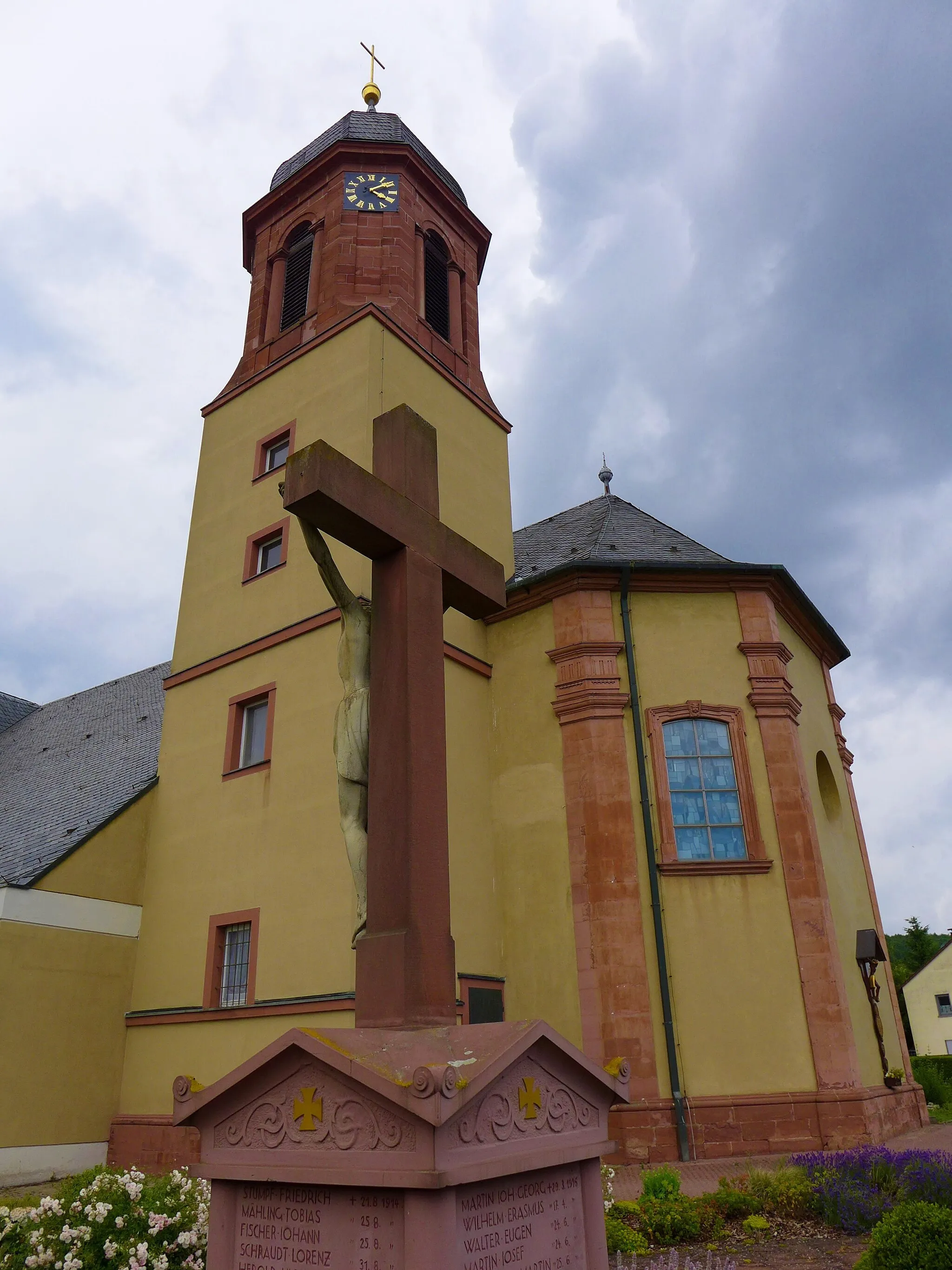 Photo showing: Helmstadt, katholische Pfarrkirche St. Martin, spätbarocker Chorflankenturm mit Apsis aus dem Jahr 1788