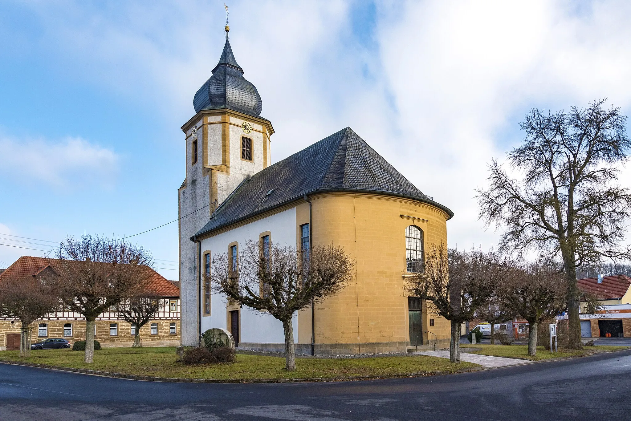 Photo showing: Hofheim i.UFr., Lendershausen, Kirchplatz, Evang.-Luth. Pfarrkirche St. Laurentius